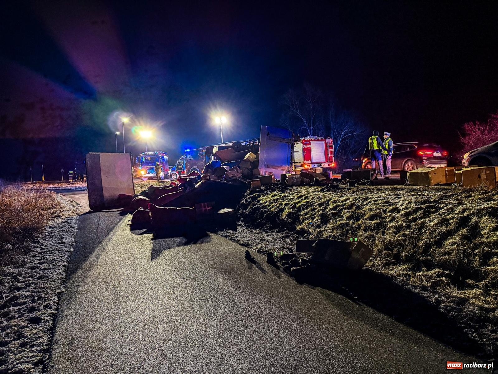 Zdjęcie w galerii na portalu naszraciborz.pl: Ciężarówka przewróciła się na skrzyżowaniu Rudzkiej i Ciechowickiej [FOTO] wiadomości z regionu