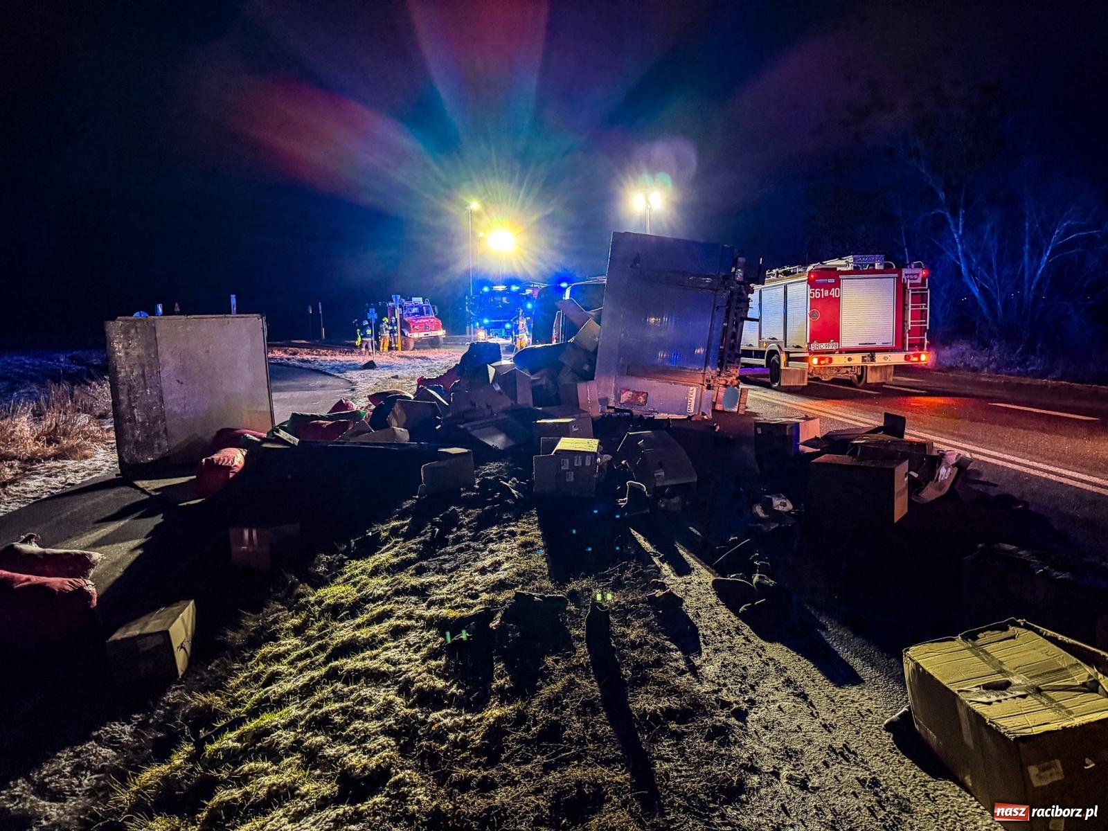Zdjęcie w galerii na portalu naszraciborz.pl: Ciężarówka przewróciła się na skrzyżowaniu Rudzkiej i Ciechowickiej [FOTO] wiadomości z regionu