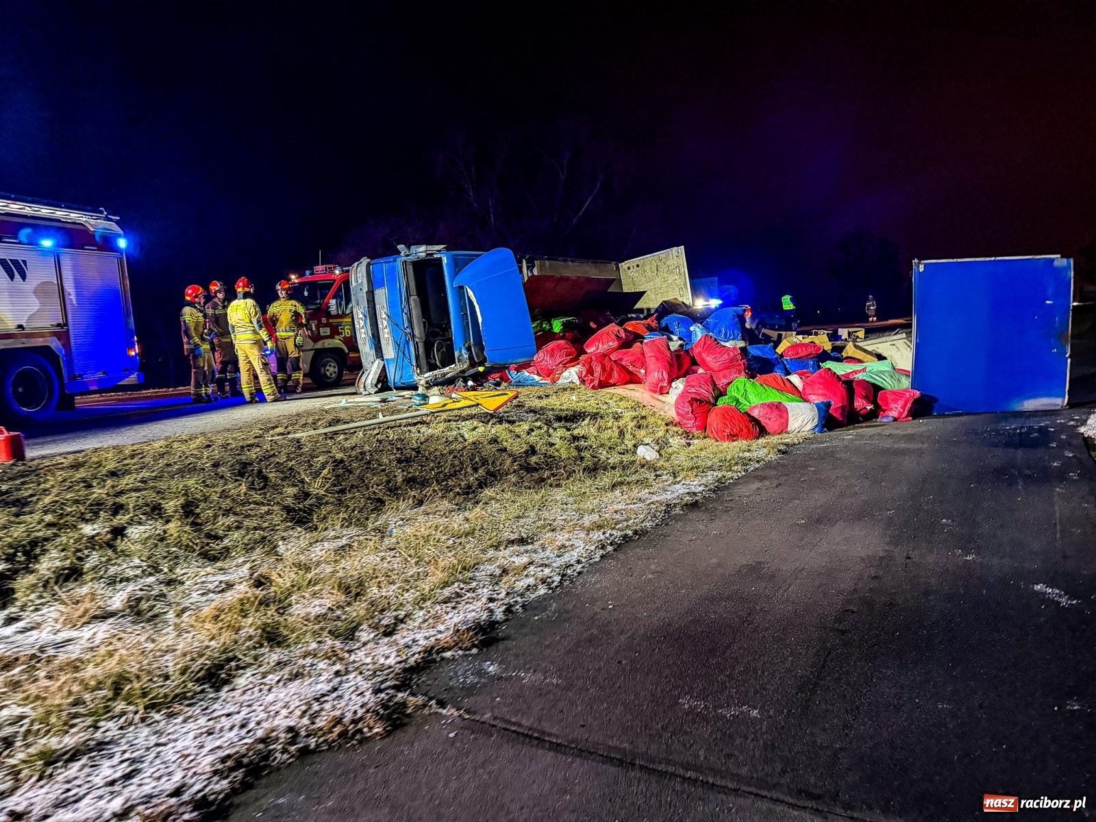 Zdjęcie w galerii na portalu naszraciborz.pl: Ciężarówka przewróciła się na skrzyżowaniu Rudzkiej i Ciechowickiej [FOTO] wiadomości z regionu