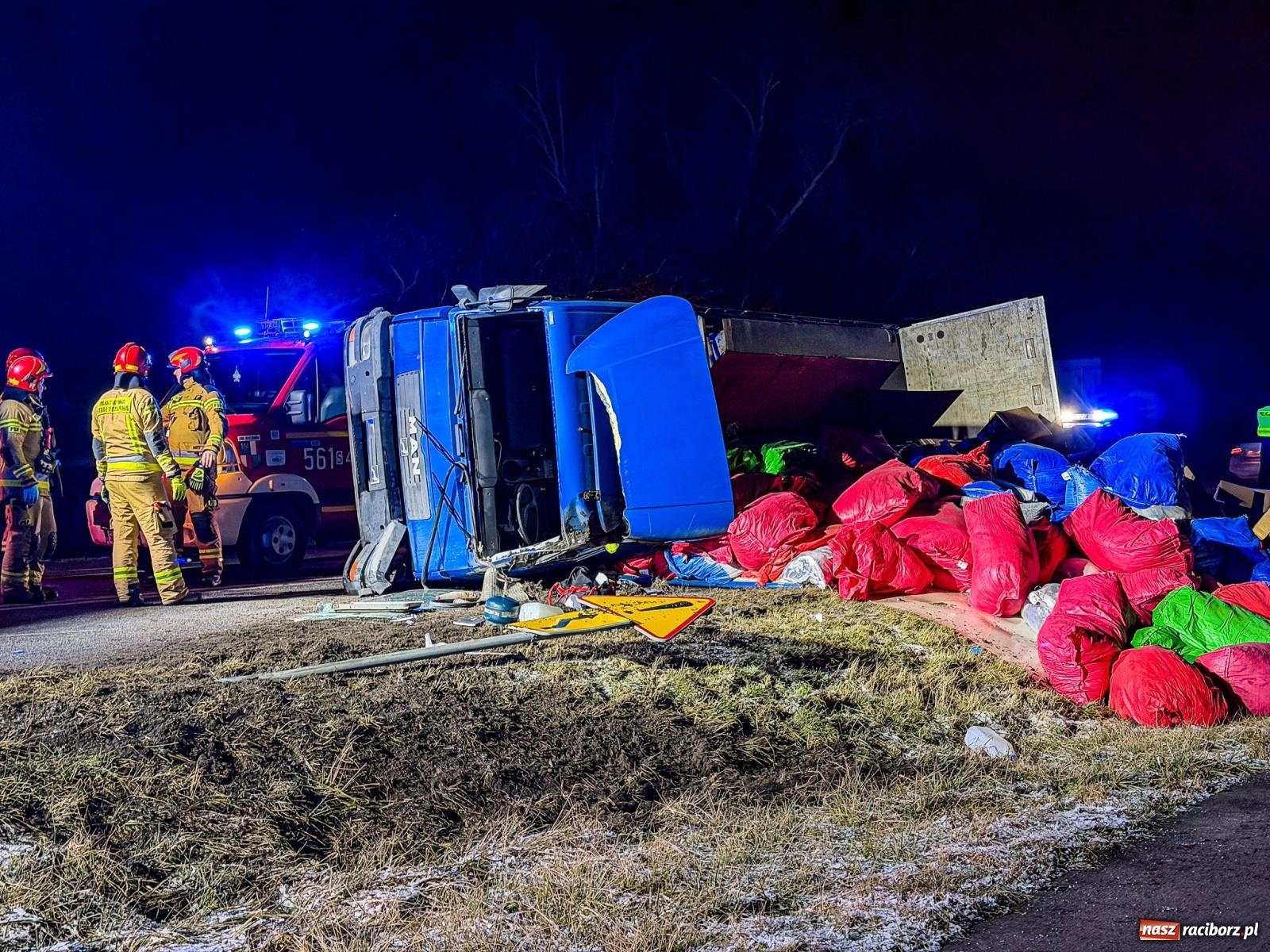 Zdjęcie w galerii na portalu naszraciborz.pl: Ciężarówka przewróciła się na skrzyżowaniu Rudzkiej i Ciechowickiej [FOTO] wiadomości z regionu