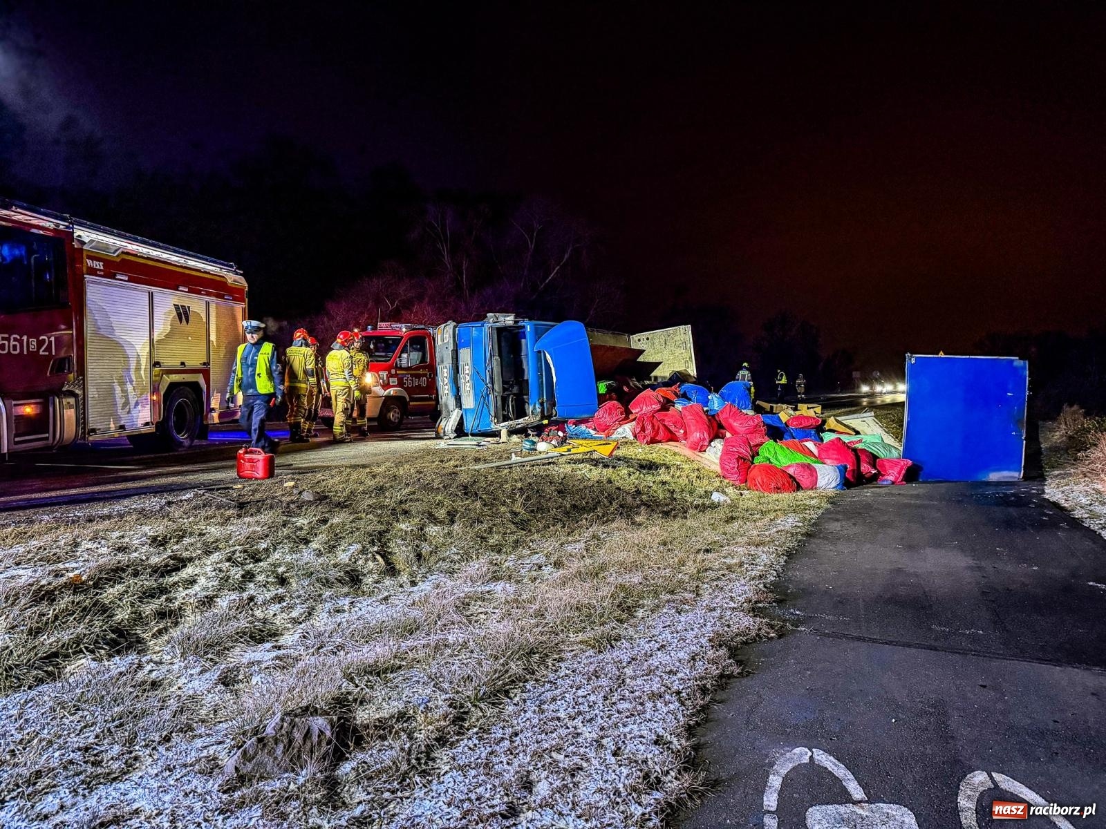 Zdjęcie w galerii na portalu naszraciborz.pl: Ciężarówka przewróciła się na skrzyżowaniu Rudzkiej i Ciechowickiej [FOTO] wiadomości z regionu