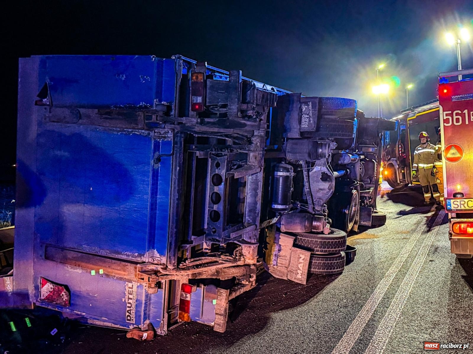 Zdjęcie w galerii na portalu naszraciborz.pl: Ciężarówka przewróciła się na skrzyżowaniu Rudzkiej i Ciechowickiej [FOTO] wiadomości z regionu