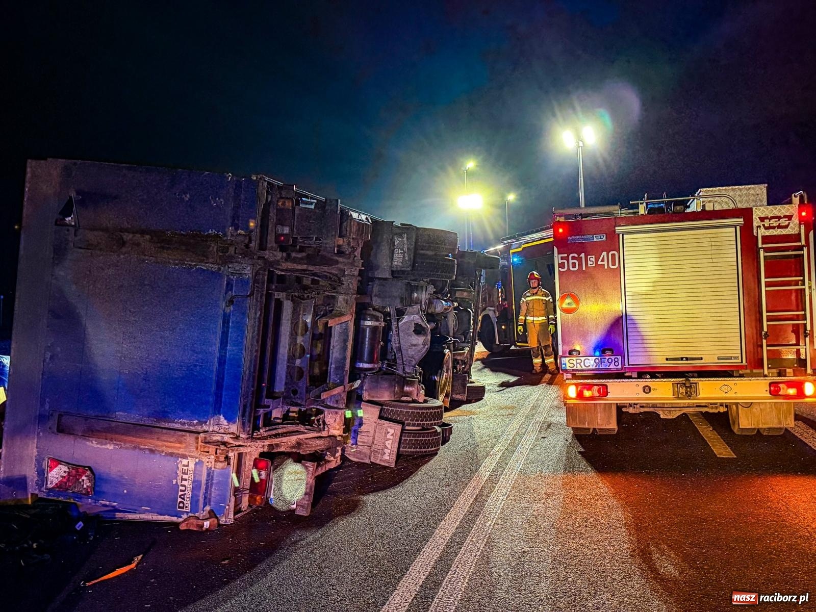 Zdjęcie w galerii na portalu naszraciborz.pl: Ciężarówka przewróciła się na skrzyżowaniu Rudzkiej i Ciechowickiej [FOTO] wiadomości z regionu