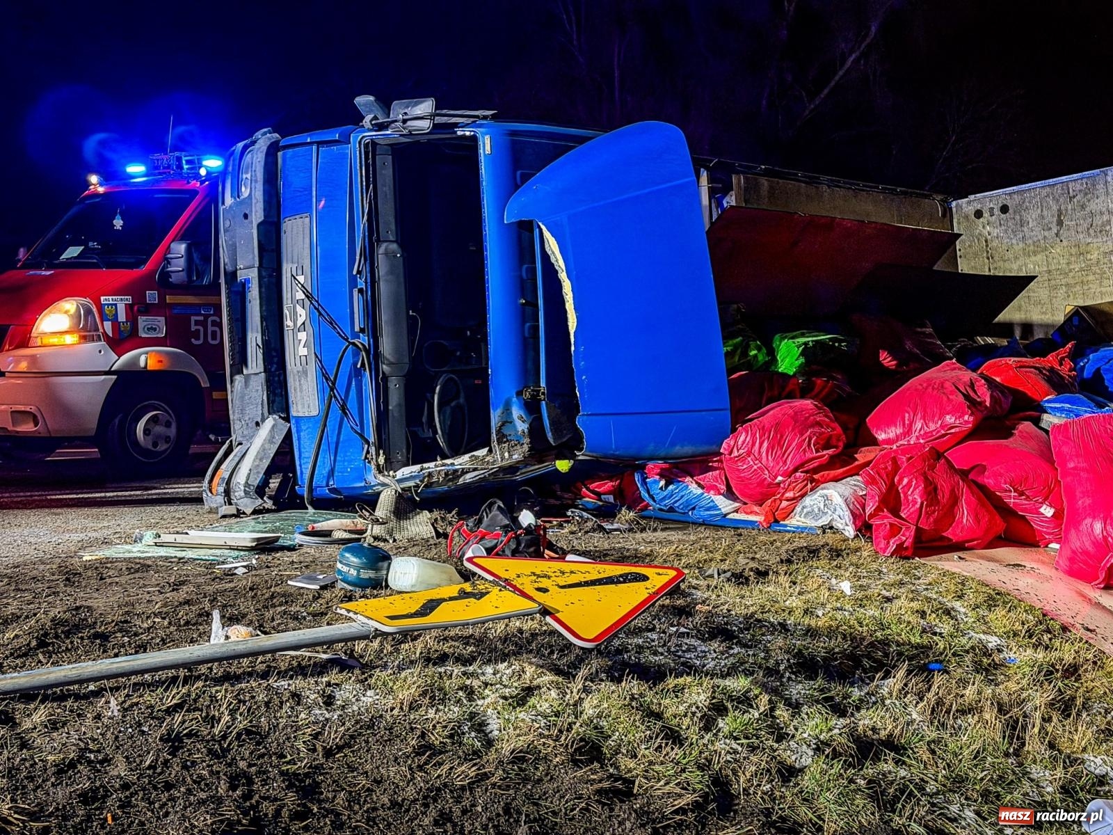 Zdjęcie w galerii na portalu naszraciborz.pl: Ciężarówka przewróciła się na skrzyżowaniu Rudzkiej i Ciechowickiej [FOTO] wiadomości z regionu