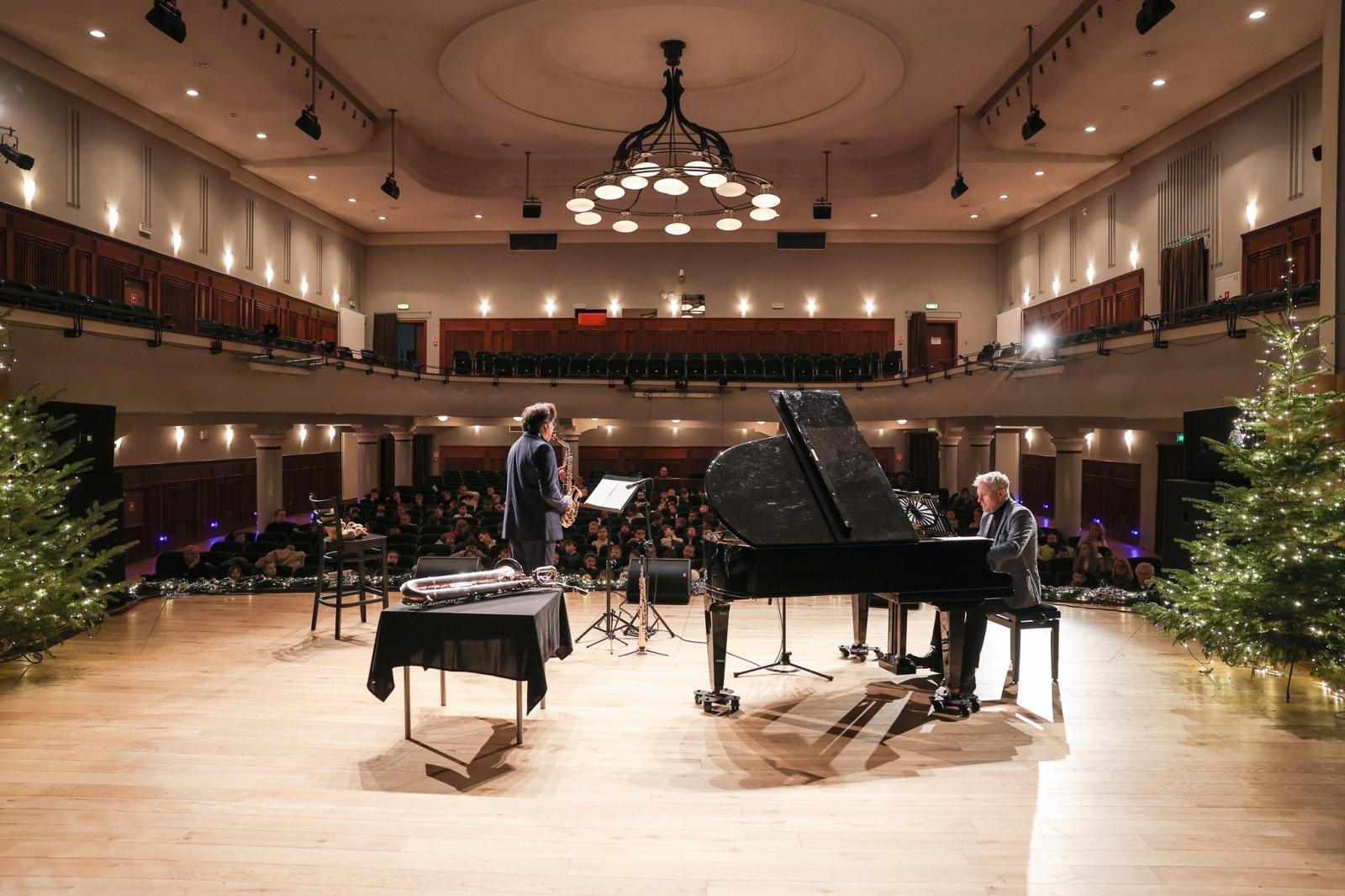 Zdjęcie w galerii na portalu naszraciborz.pl: Trzy saksofony na koncertach umuzykalniających wiadomości z regionu