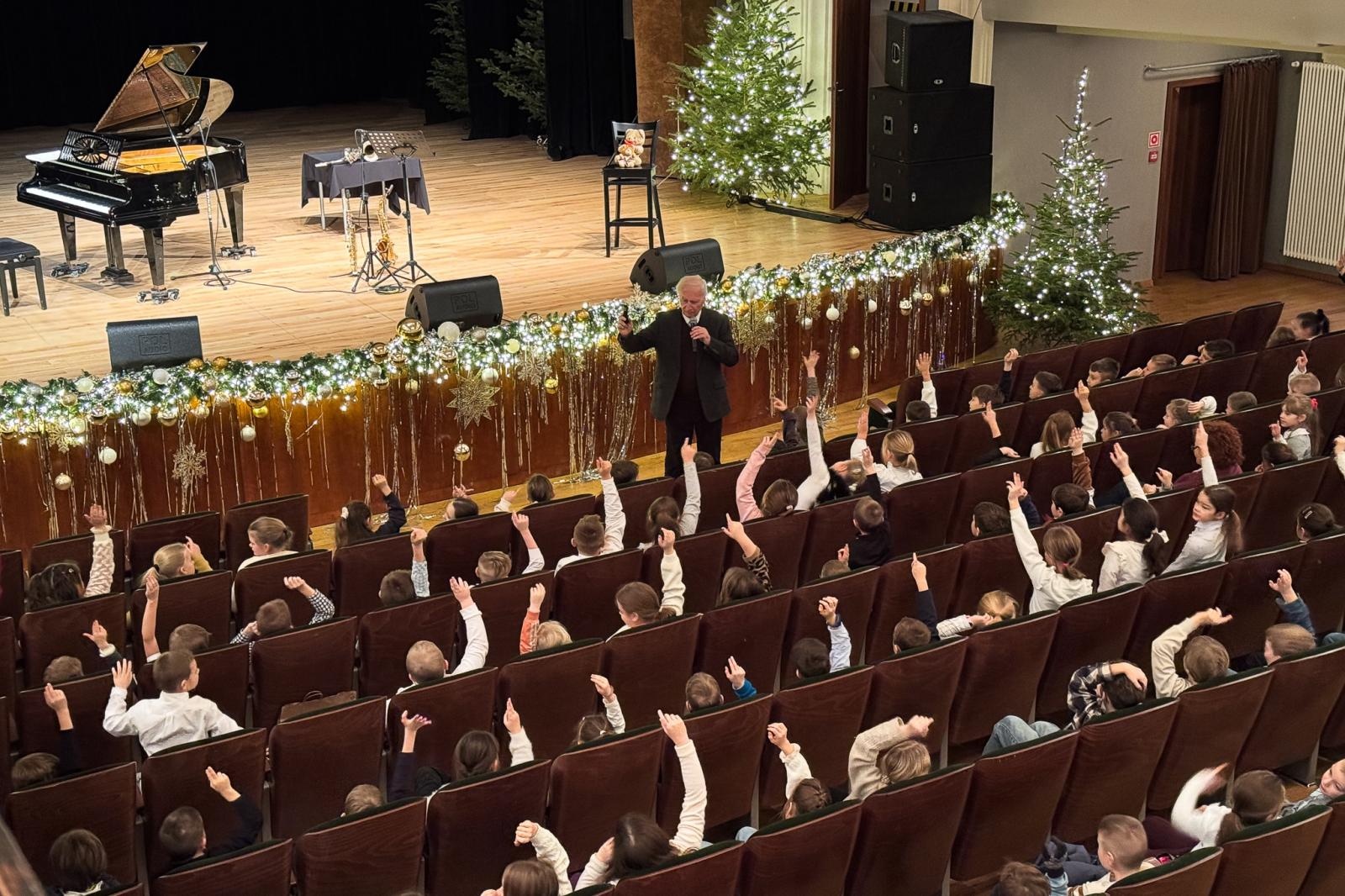 Zdjęcie w galerii na portalu naszraciborz.pl: Trzy saksofony na koncertach umuzykalniających wiadomości z regionu