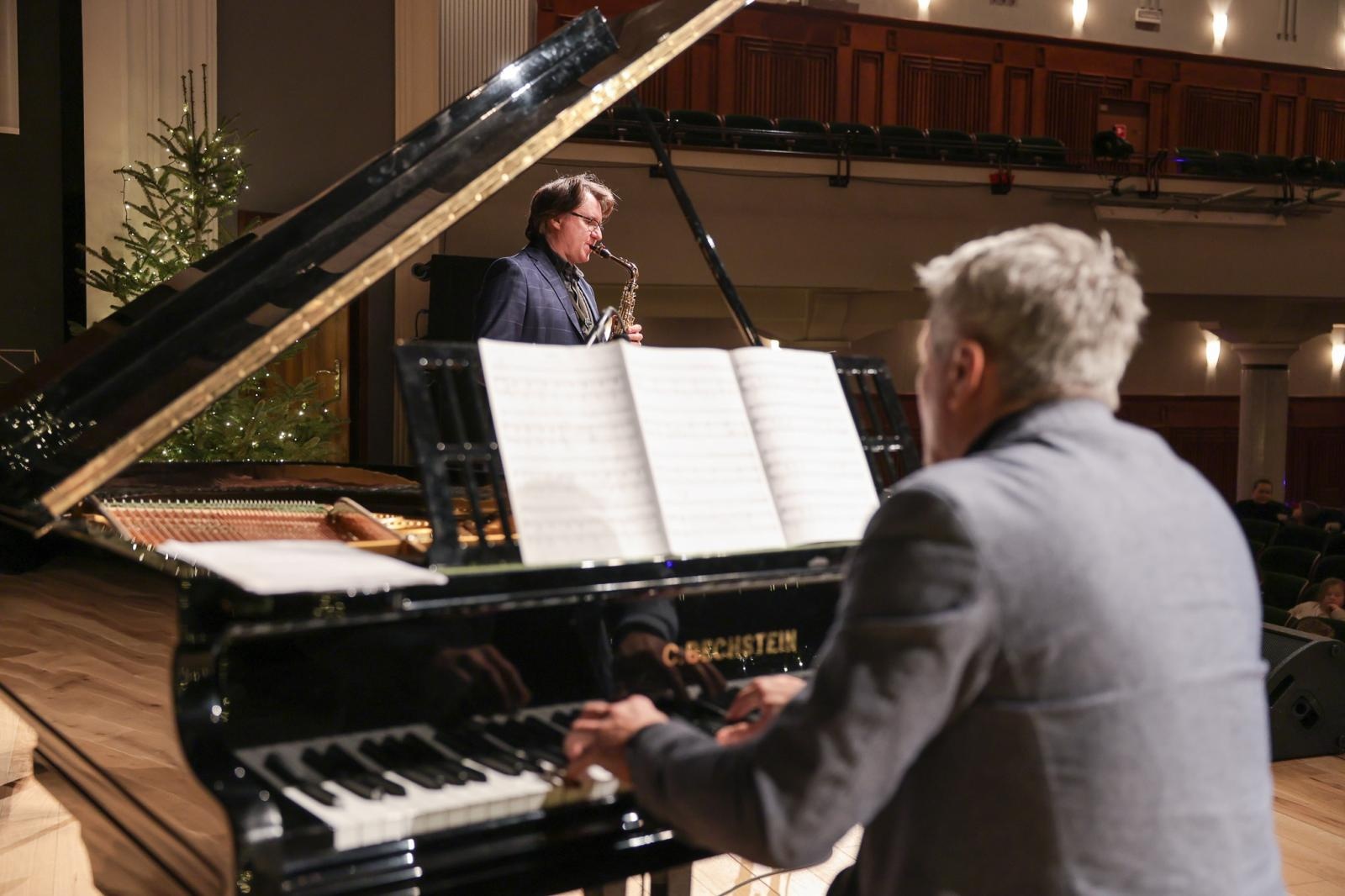 Zdjęcie w galerii na portalu naszraciborz.pl: Trzy saksofony na koncertach umuzykalniających wiadomości z regionu