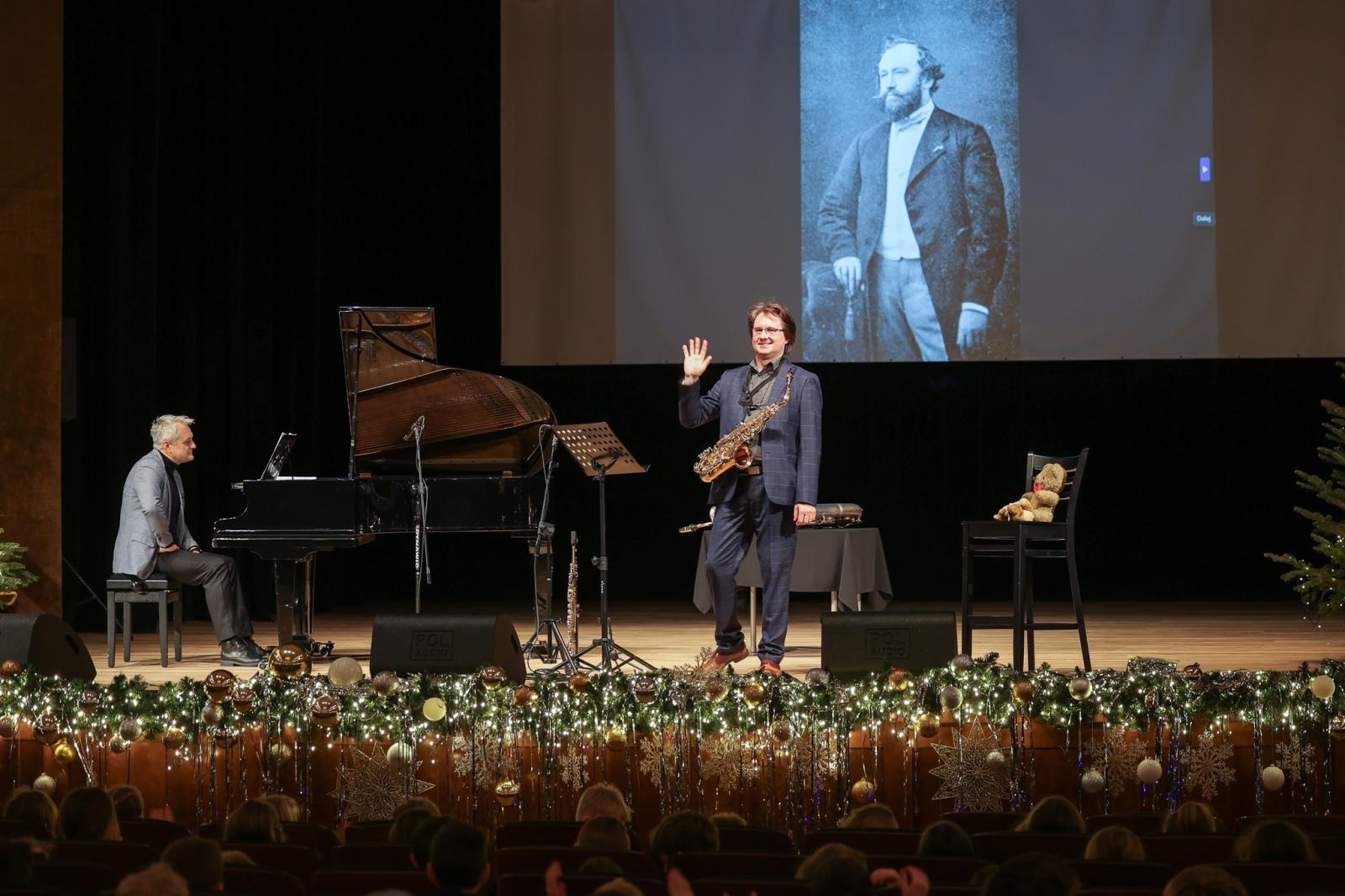 Zdjęcie w galerii na portalu naszraciborz.pl: Trzy saksofony na koncertach umuzykalniających wiadomości z regionu