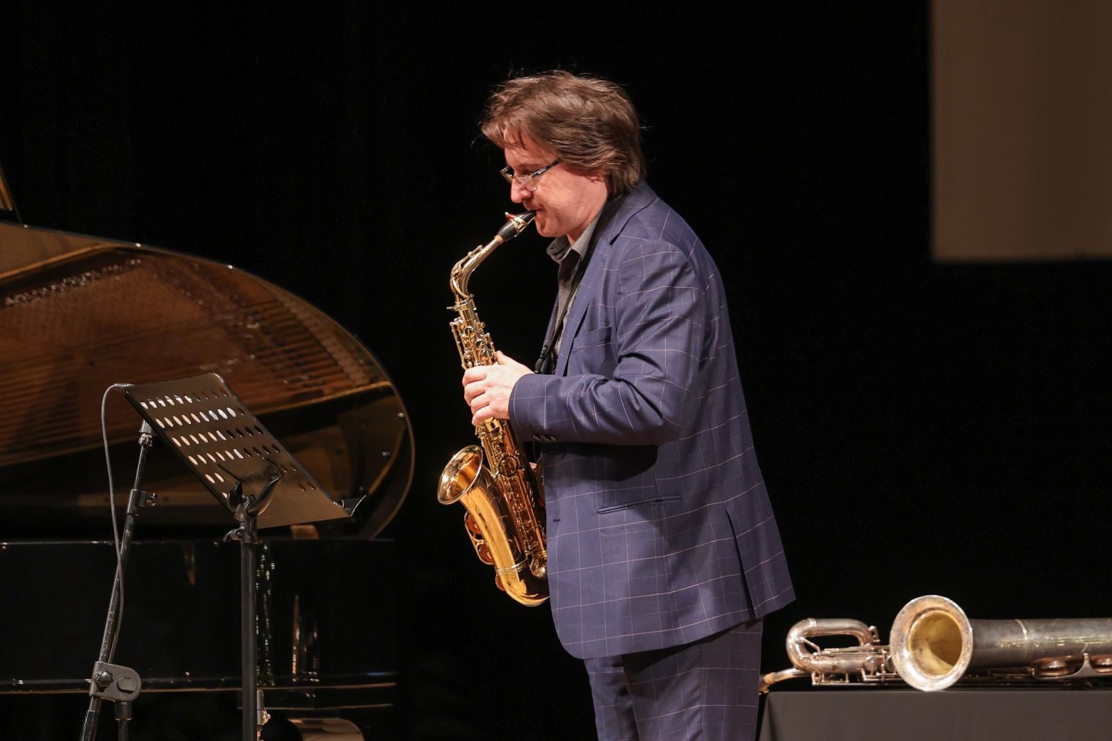 Zdjęcie w galerii na portalu naszraciborz.pl: Trzy saksofony na koncertach umuzykalniających wiadomości z regionu