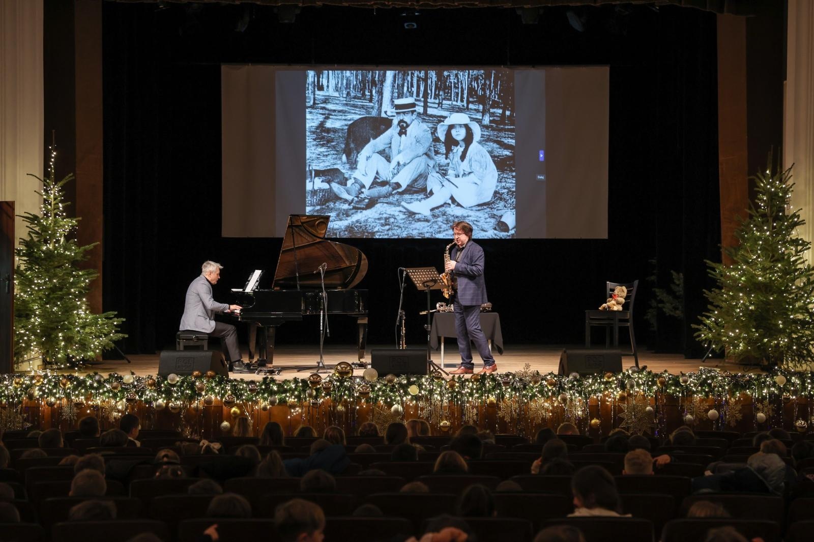 Zdjęcie w galerii na portalu naszraciborz.pl: Trzy saksofony na koncertach umuzykalniających wiadomości z regionu