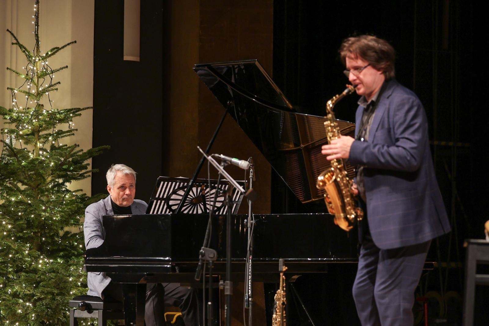 Zdjęcie w galerii na portalu naszraciborz.pl: Trzy saksofony na koncertach umuzykalniających wiadomości z regionu