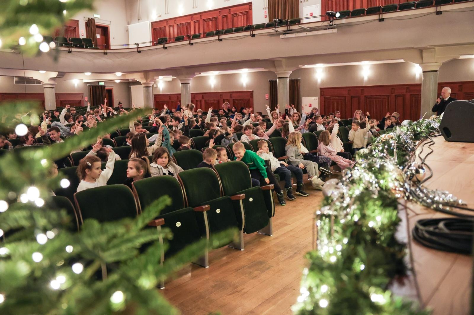 Zdjęcie w galerii na portalu naszraciborz.pl: Trzy saksofony na koncertach umuzykalniających wiadomości z regionu