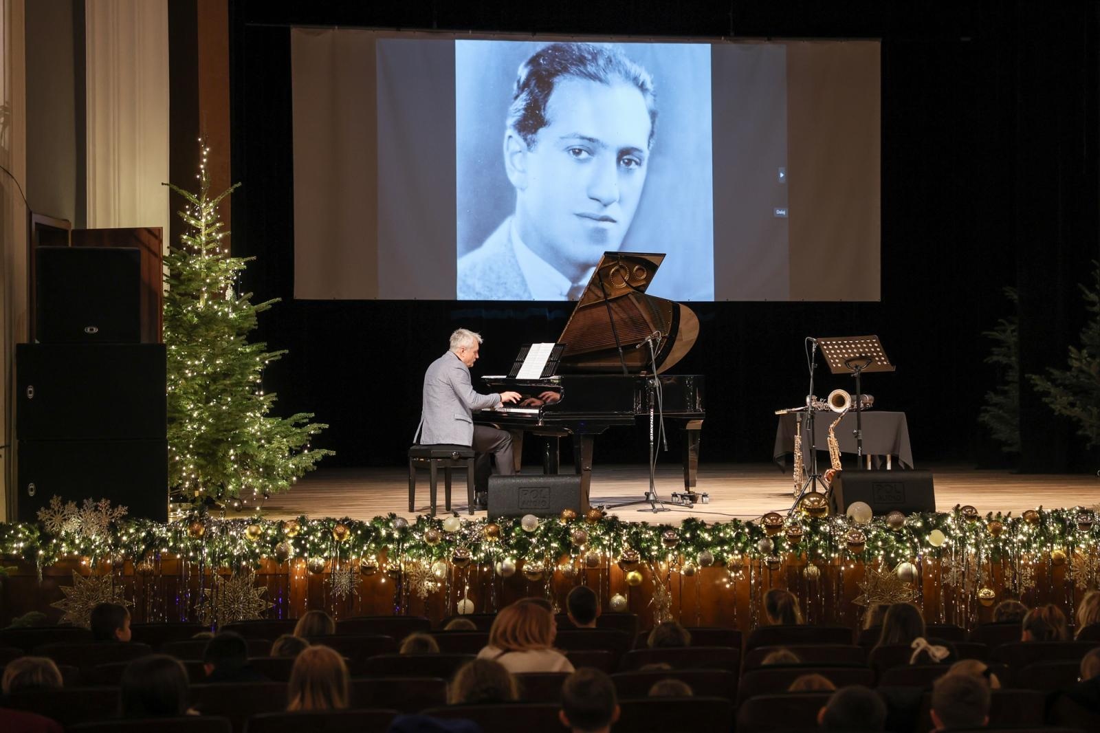 Zdjęcie w galerii na portalu naszraciborz.pl: Trzy saksofony na koncertach umuzykalniających wiadomości z regionu