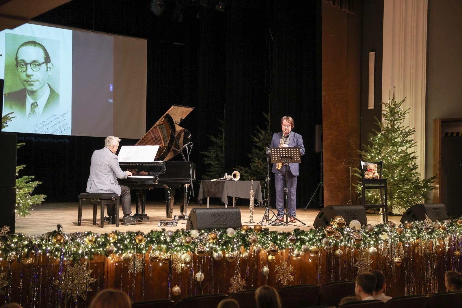 Zdjęcie w galerii na portalu naszraciborz.pl: Trzy saksofony na koncertach umuzykalniających wiadomości z regionu