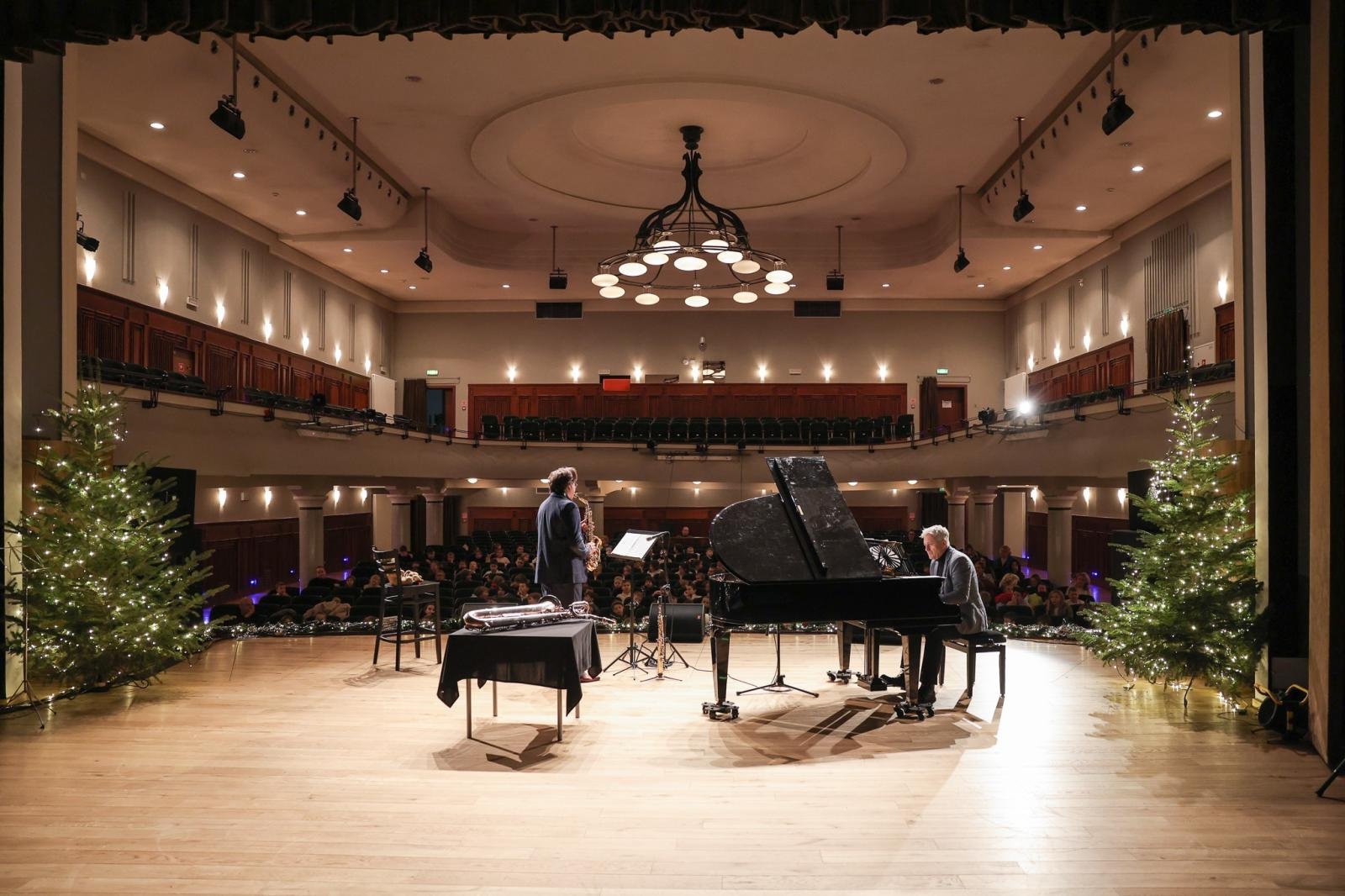 Zdjęcie w galerii na portalu naszraciborz.pl: Trzy saksofony na koncertach umuzykalniających wiadomości z regionu