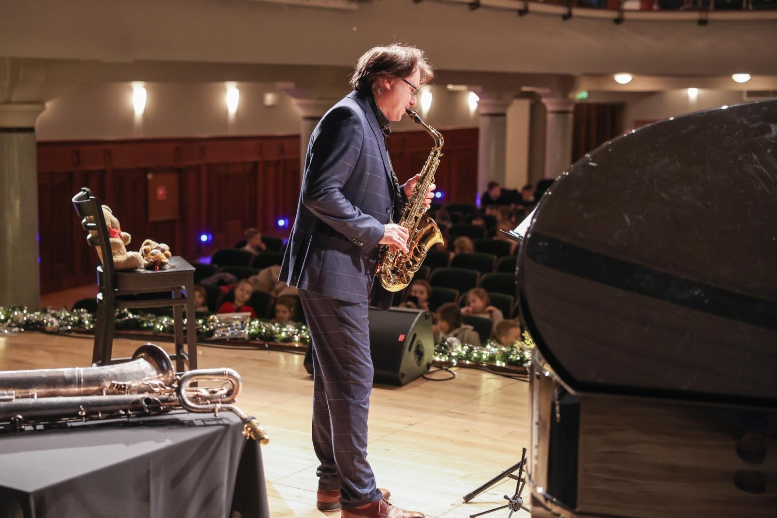 Zdjęcie w galerii na portalu naszraciborz.pl: Trzy saksofony na koncertach umuzykalniających wiadomości z regionu