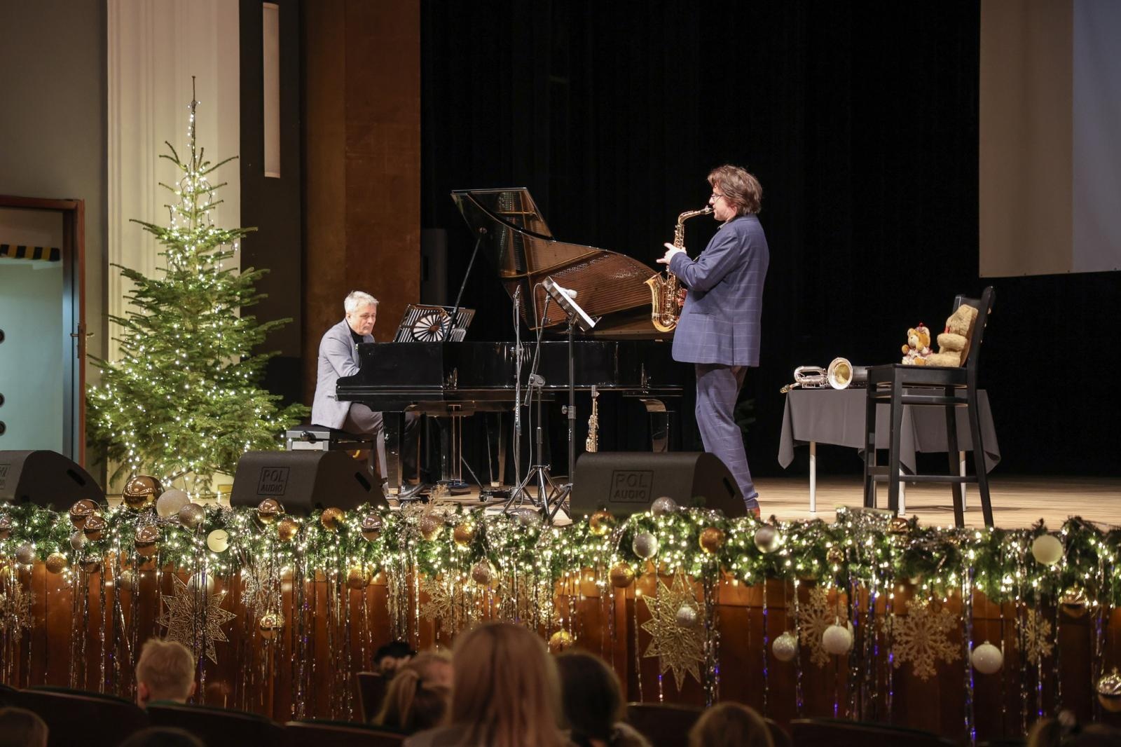 Zdjęcie w galerii na portalu naszraciborz.pl: Trzy saksofony na koncertach umuzykalniających wiadomości z regionu