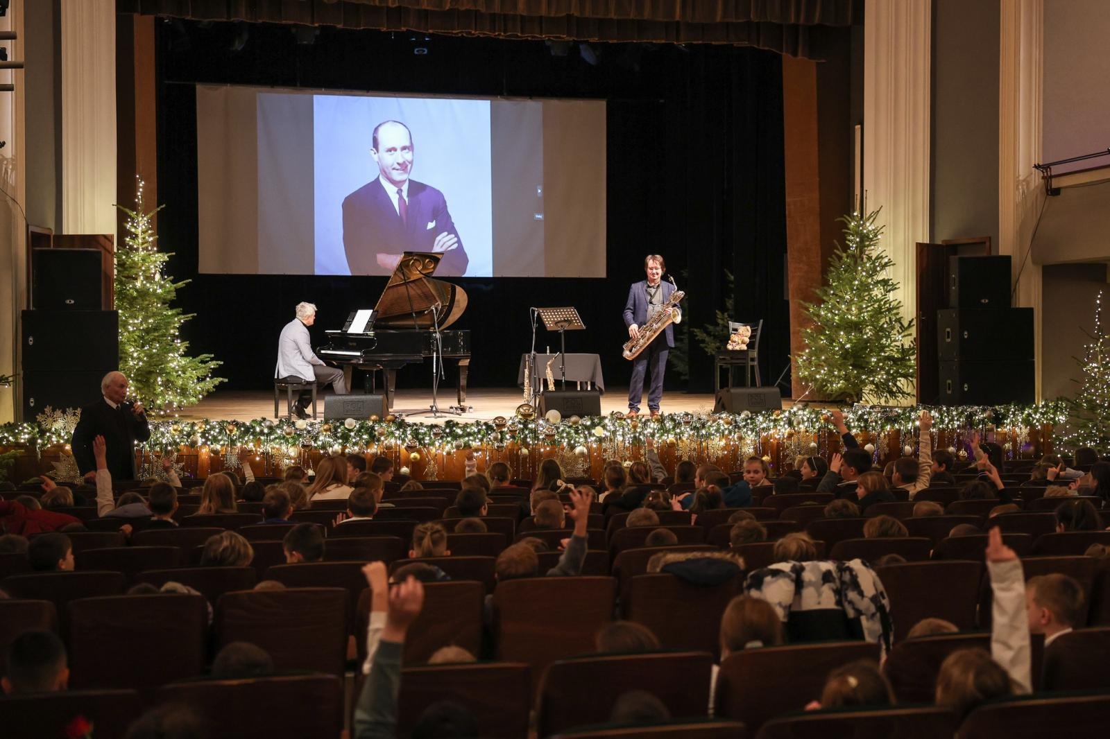 Zdjęcie w galerii na portalu naszraciborz.pl: Trzy saksofony na koncertach umuzykalniających wiadomości z regionu