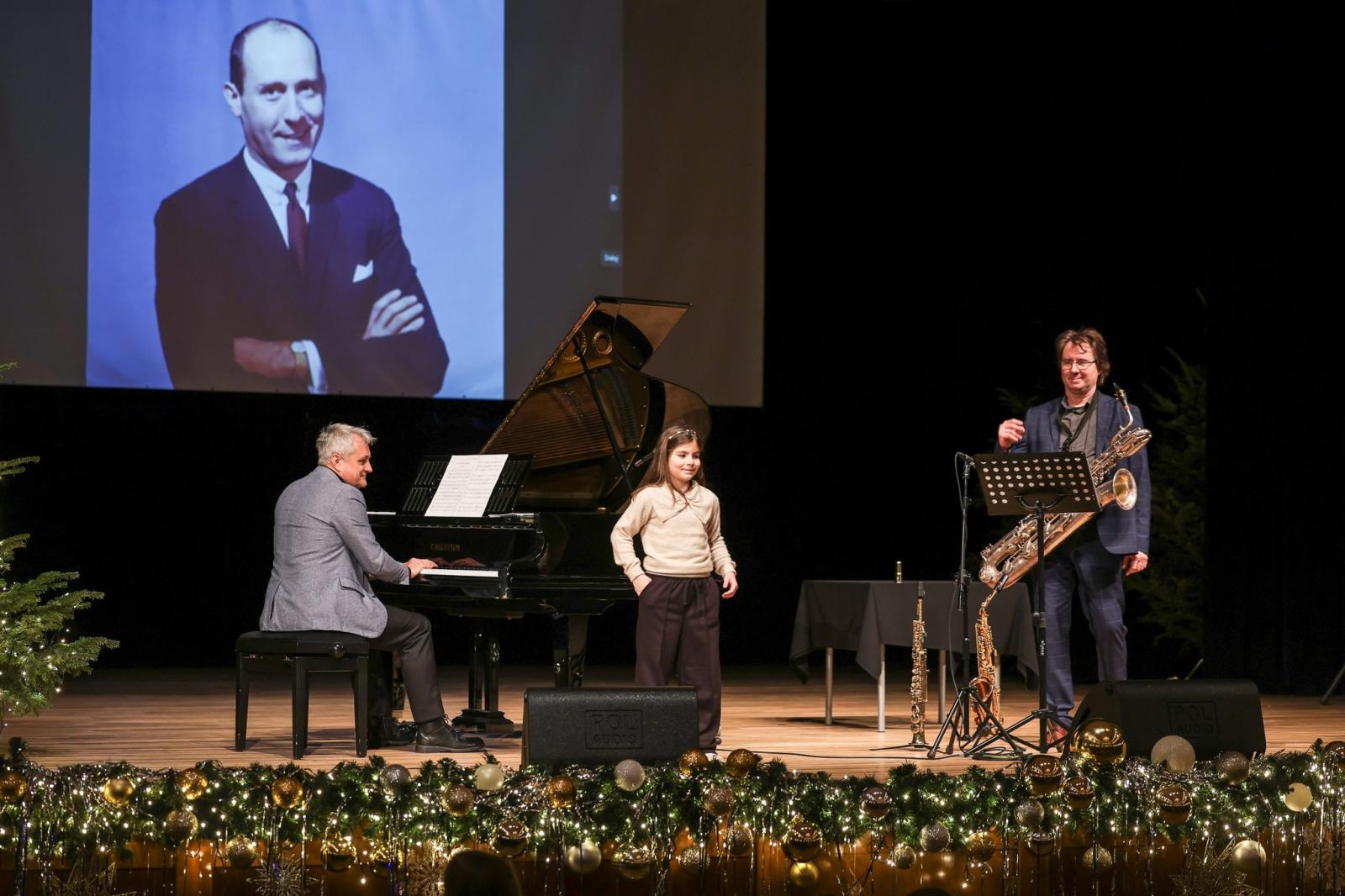 Zdjęcie w galerii na portalu naszraciborz.pl: Trzy saksofony na koncertach umuzykalniających wiadomości z regionu