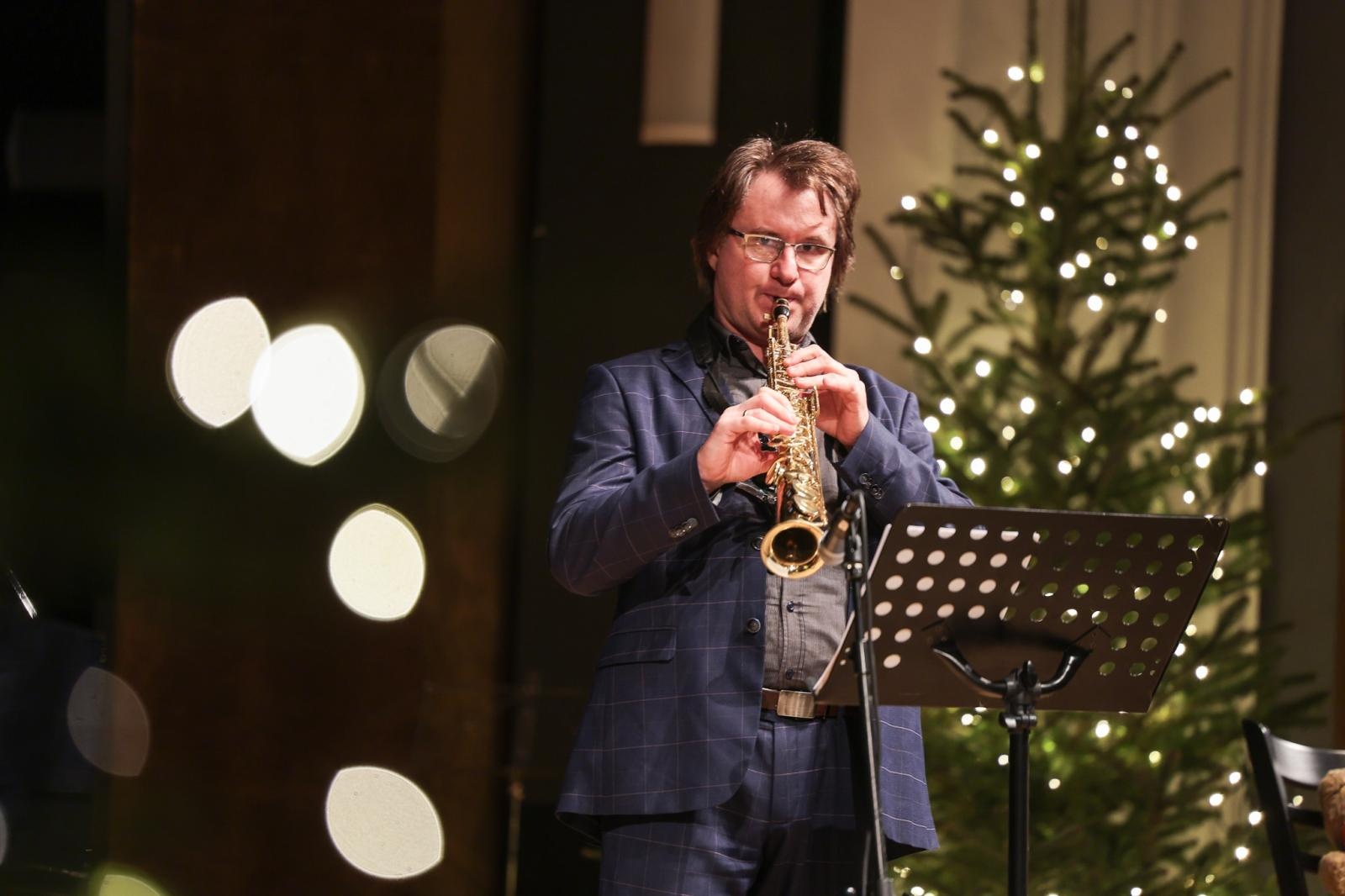 Zdjęcie w galerii na portalu naszraciborz.pl: Trzy saksofony na koncertach umuzykalniających wiadomości z regionu