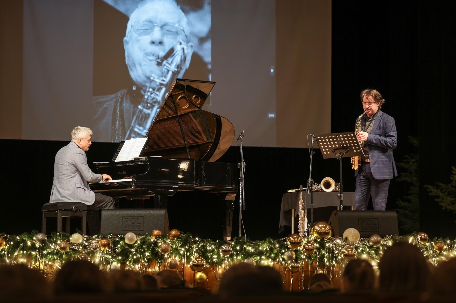 Zdjęcie w galerii na portalu naszraciborz.pl: Trzy saksofony na koncertach umuzykalniających wiadomości z regionu