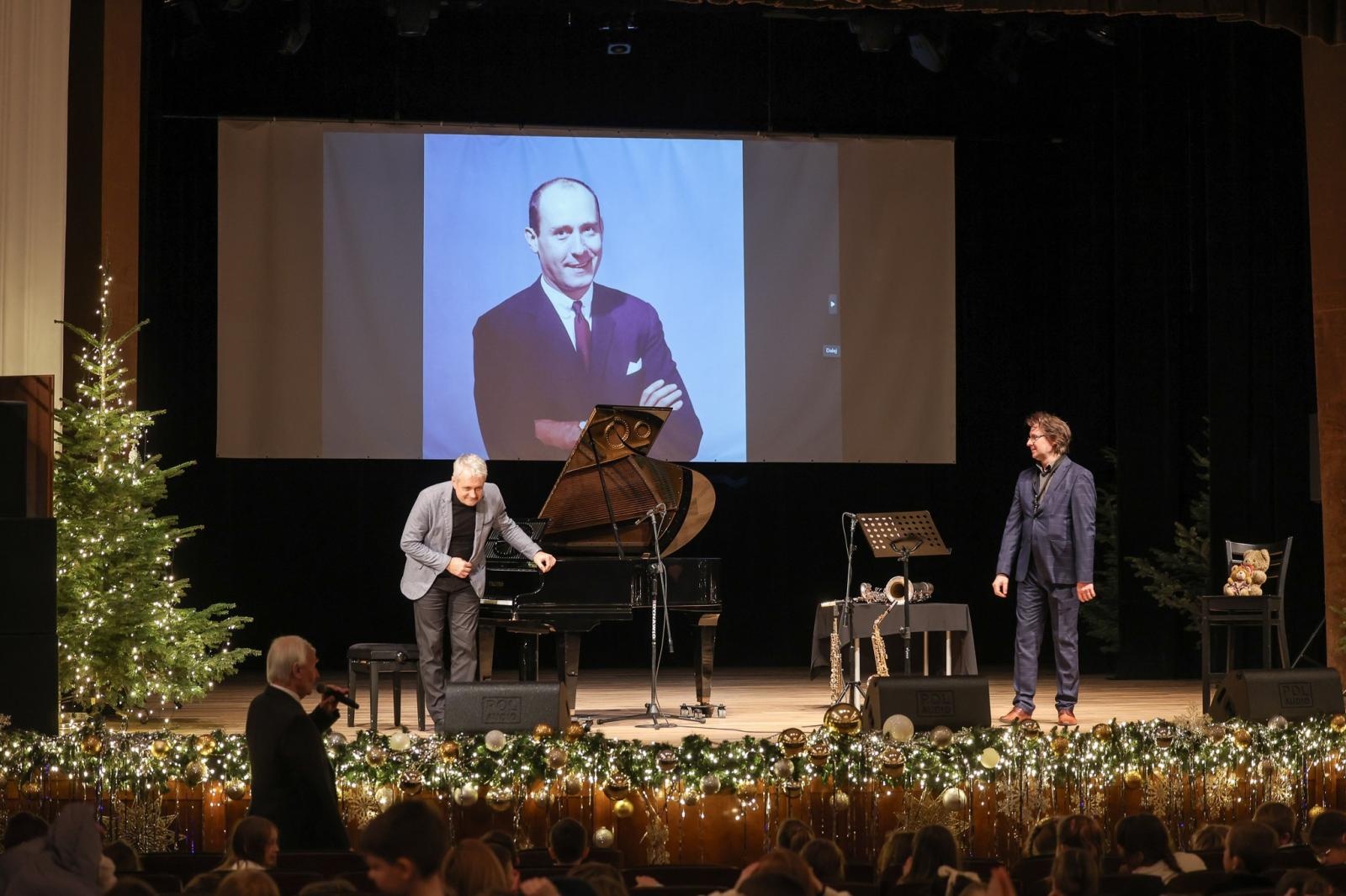 Zdjęcie w galerii na portalu naszraciborz.pl: Trzy saksofony na koncertach umuzykalniających wiadomości z regionu