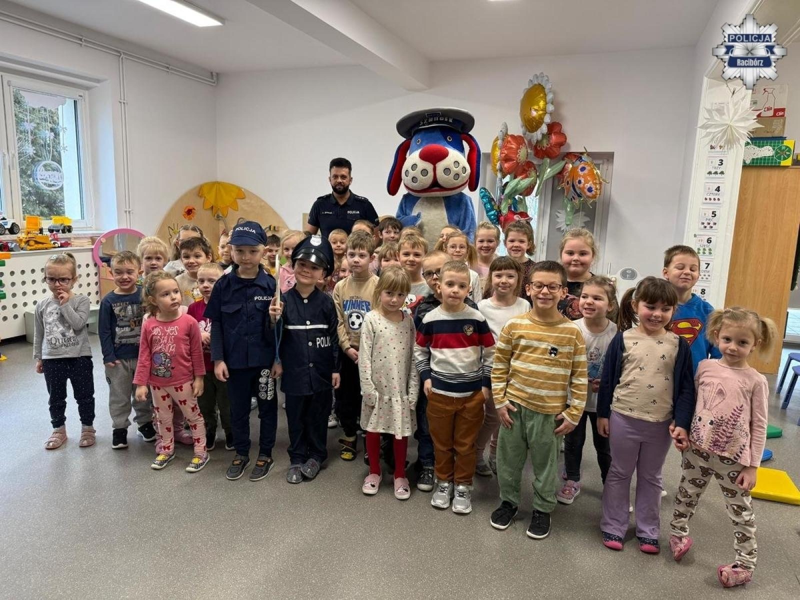 Zdjęcie w galerii na portalu naszraciborz.pl: Bezpieczne ferie dla przedszkolaków. Policjant w ZSP 4 wiadomości z regionu
