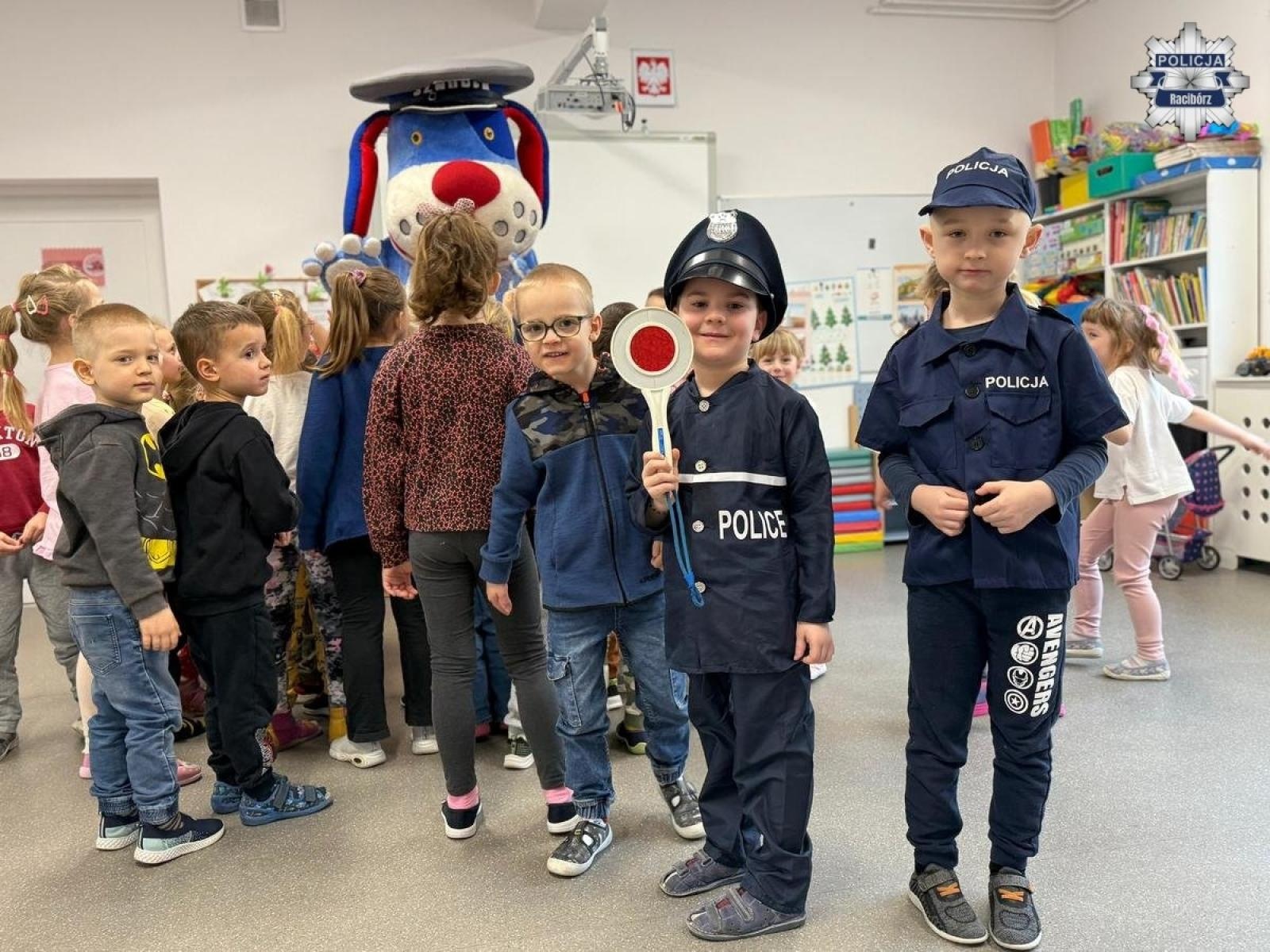 Zdjęcie w galerii na portalu naszraciborz.pl: Bezpieczne ferie dla przedszkolaków. Policjant w ZSP 4 wiadomości z regionu