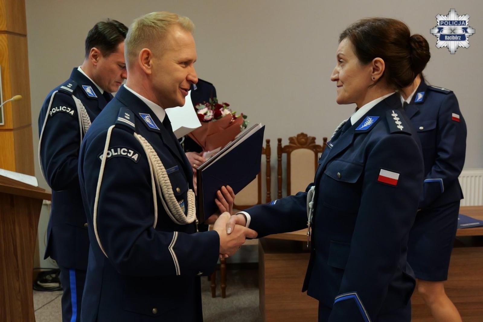 Zdjęcie w galerii na portalu naszraciborz.pl: Zmiana na stanowisku zastępcy komendanta komisariatu policji w Krzyżanowicach wiadomości z regionu