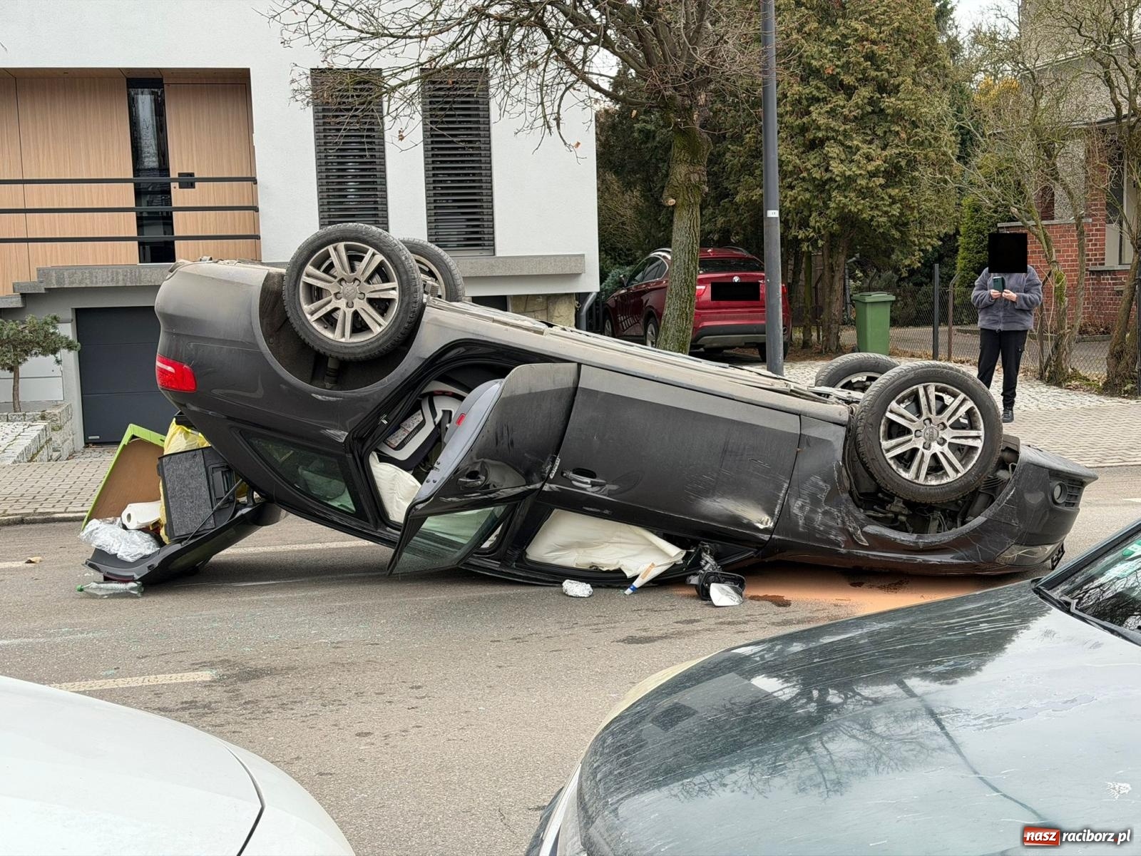 Zdjęcie w galerii na portalu naszraciborz.pl: Audi dachowało na Warszawskiej w Raciborzu [FOTO] wiadomości z regionu