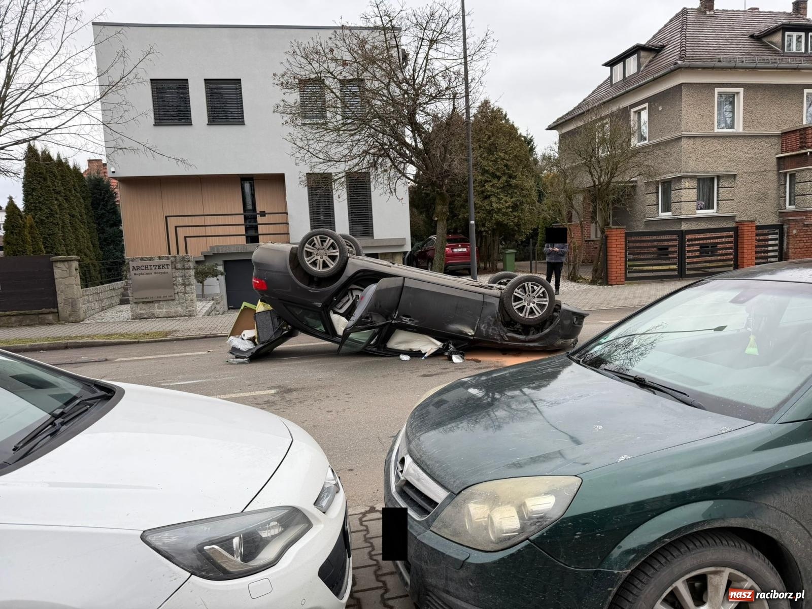 Zdjęcie w galerii na portalu naszraciborz.pl: Audi dachowało na Warszawskiej w Raciborzu [FOTO] wiadomości z regionu