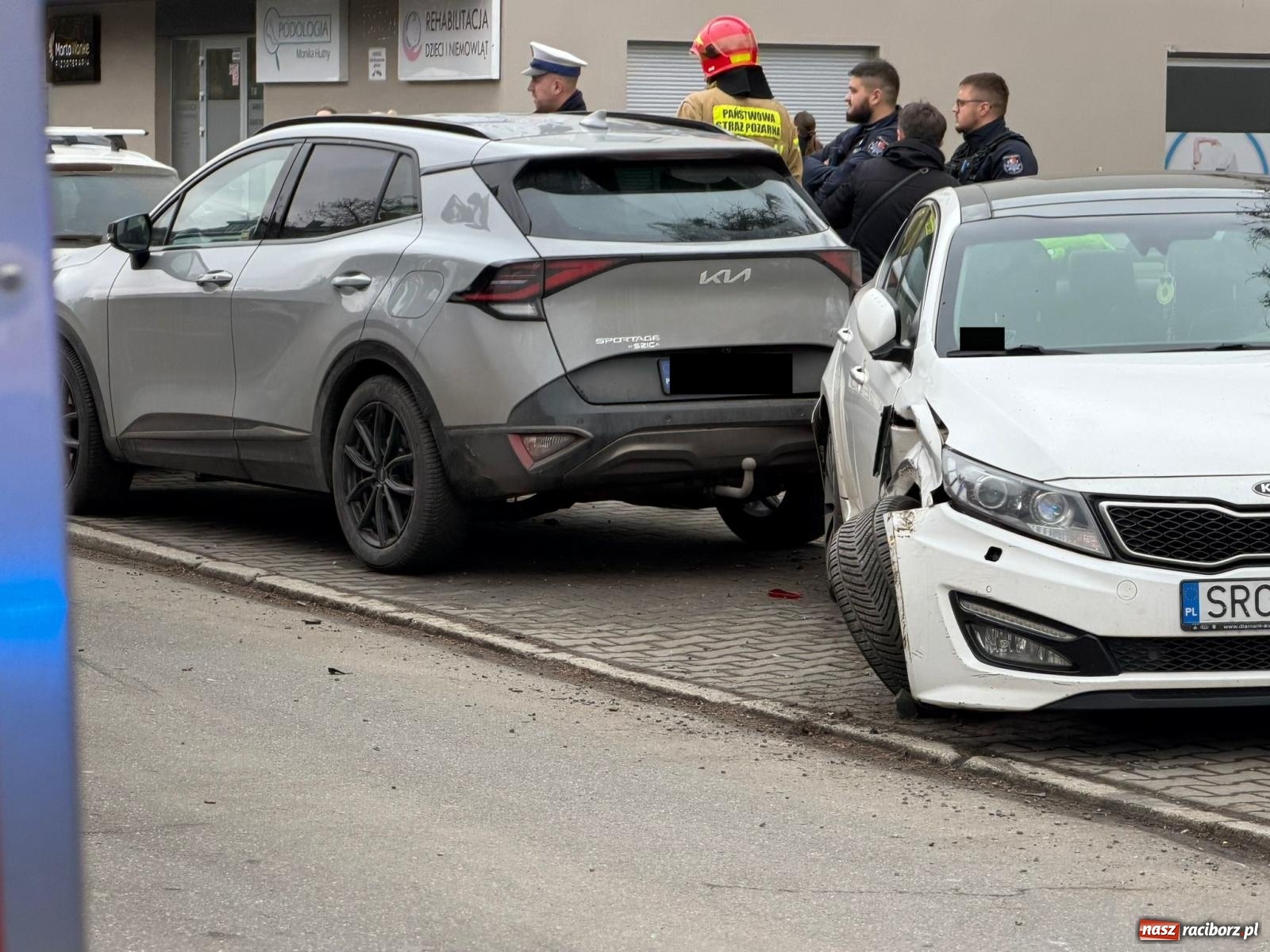 Zdjęcie w galerii na portalu naszraciborz.pl: Audi dachowało na Warszawskiej w Raciborzu [FOTO] wiadomości z regionu
