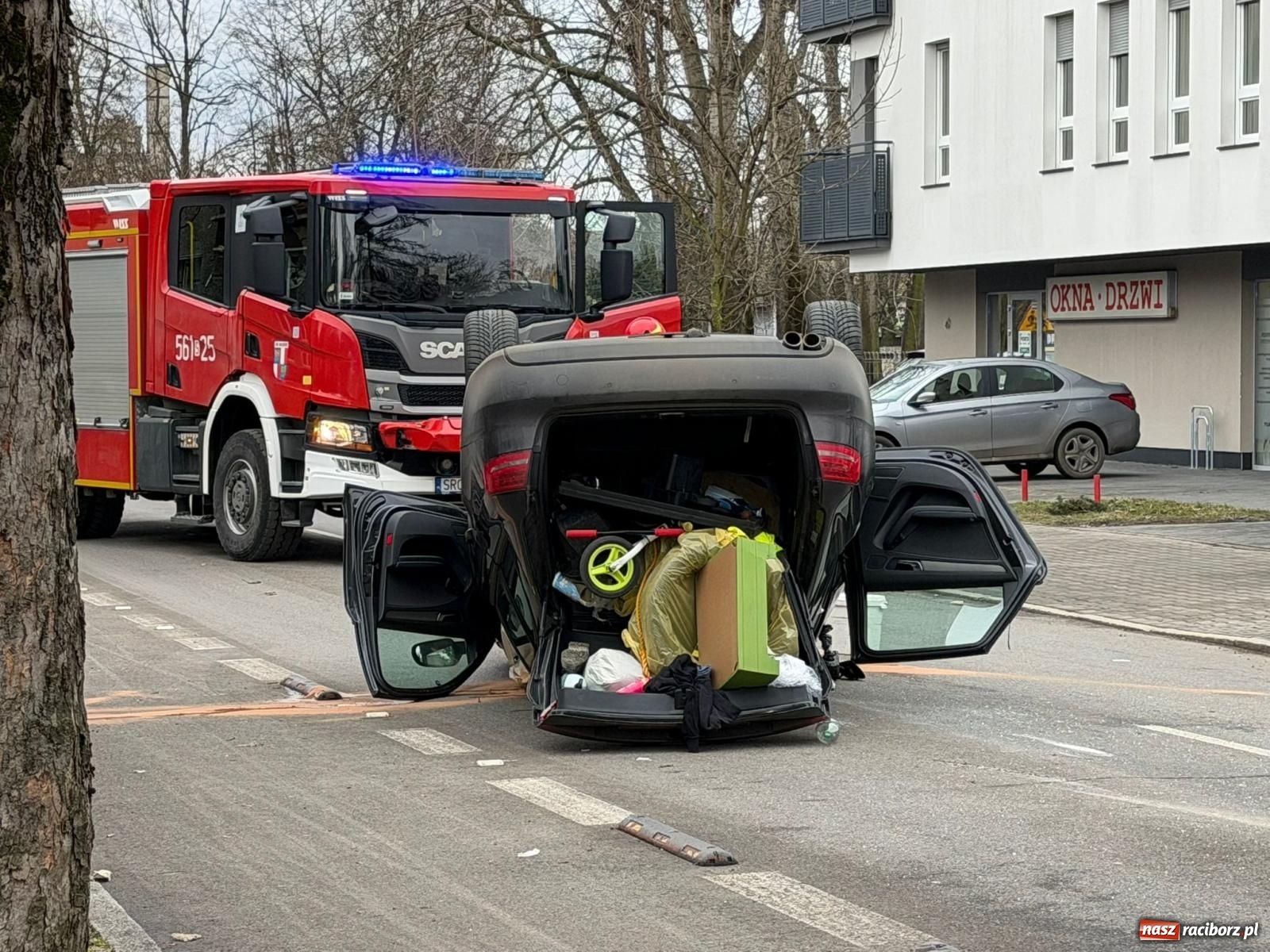 Zdjęcie w galerii na portalu naszraciborz.pl: Audi dachowało na Warszawskiej w Raciborzu [FOTO] wiadomości z regionu