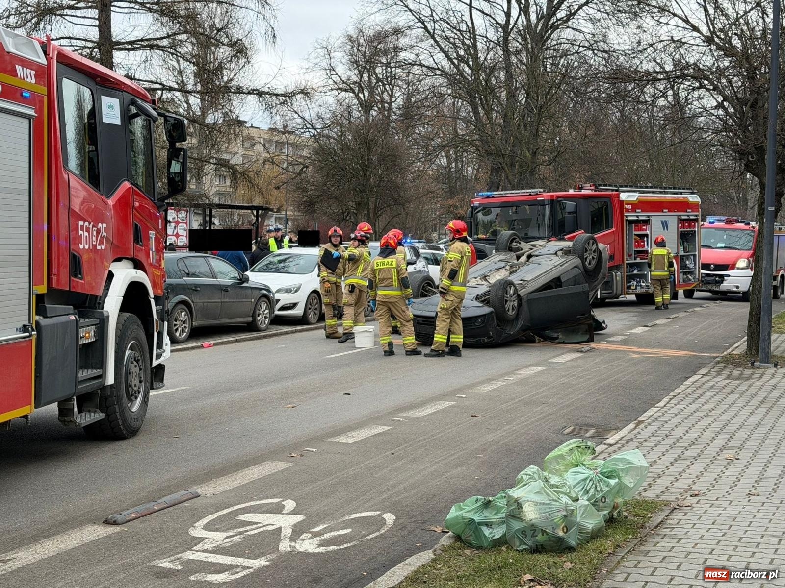 Zdjęcie w galerii na portalu naszraciborz.pl: Audi dachowało na Warszawskiej w Raciborzu [FOTO] wiadomości z regionu