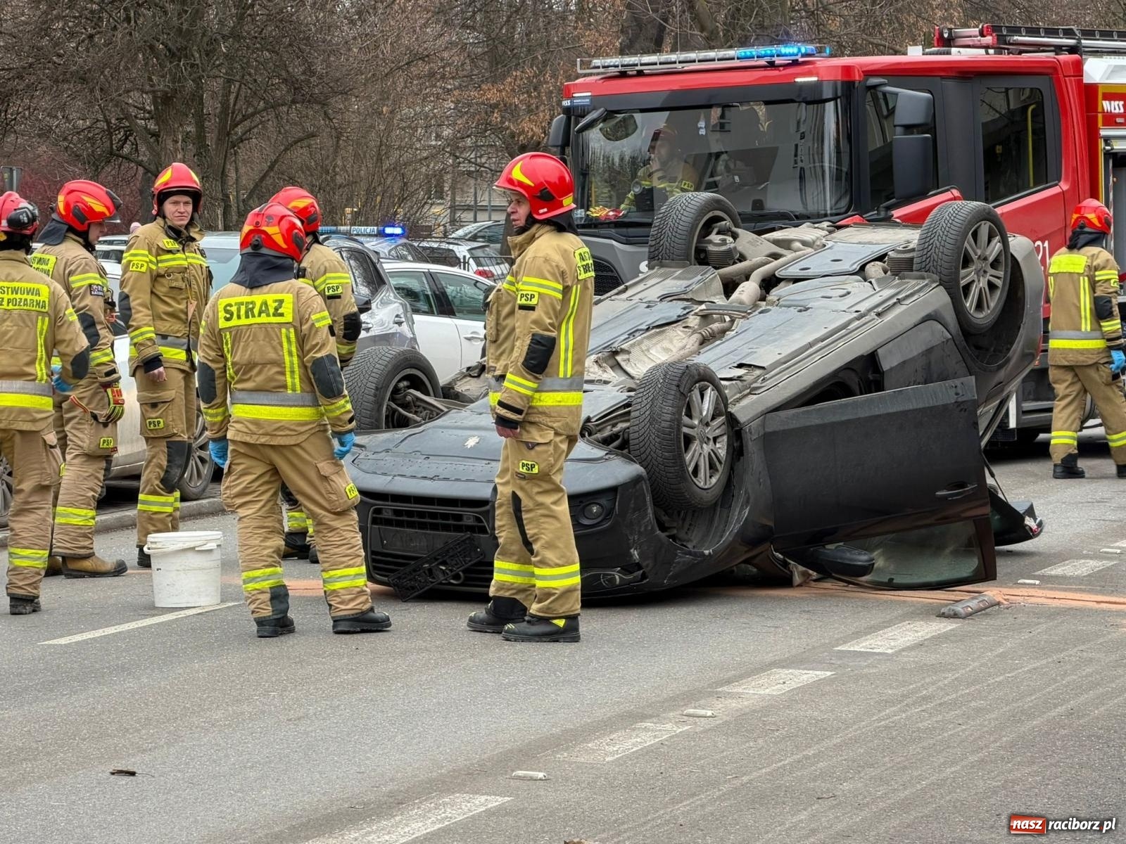 Zdjęcie w galerii na portalu naszraciborz.pl: Audi dachowało na Warszawskiej w Raciborzu [FOTO] wiadomości z regionu
