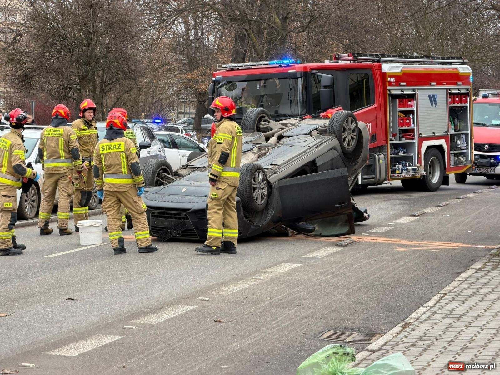 Zdjęcie w galerii na portalu naszraciborz.pl: Audi dachowało na Warszawskiej w Raciborzu [FOTO] wiadomości z regionu