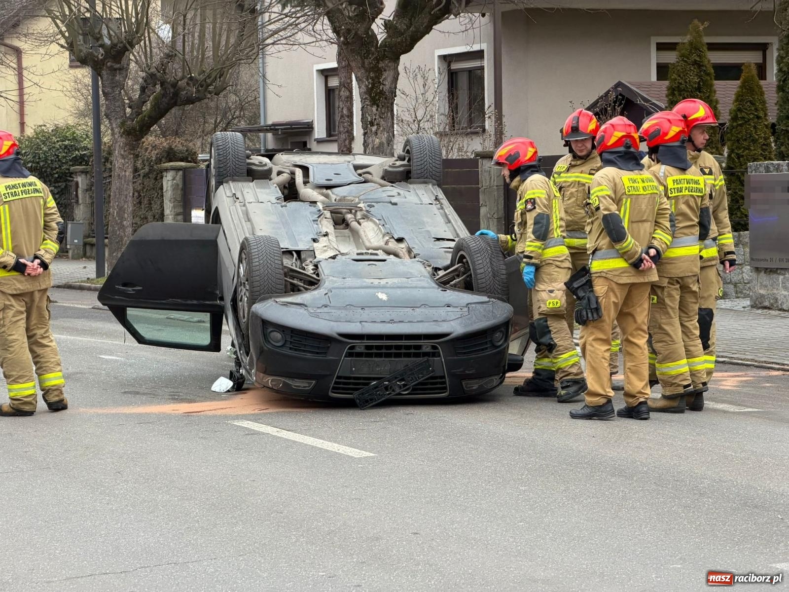 Zdjęcie w galerii na portalu naszraciborz.pl: Audi dachowało na Warszawskiej w Raciborzu [FOTO] wiadomości z regionu