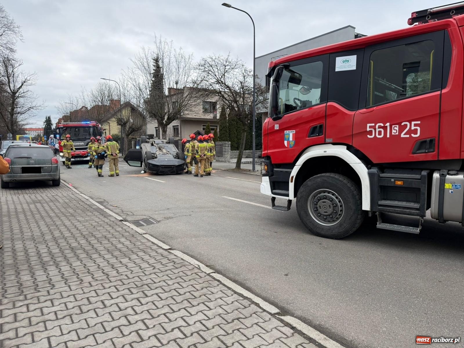 Zdjęcie w galerii na portalu naszraciborz.pl: Audi dachowało na Warszawskiej w Raciborzu [FOTO] wiadomości z regionu