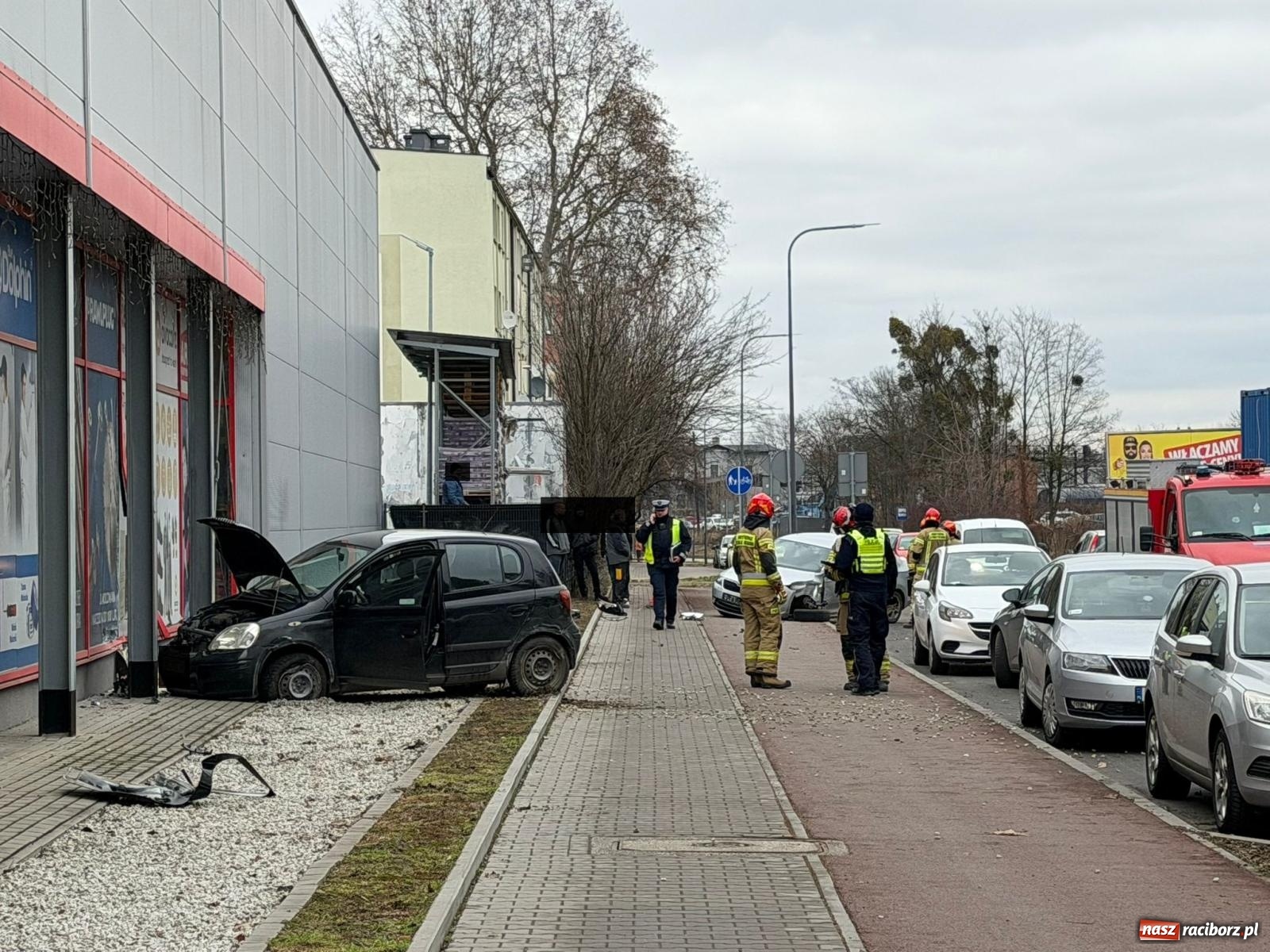Zdjęcie w galerii na portalu naszraciborz.pl: Kolizja na Kościuszki. Toyota prawie wjechała do sklepu [FOTO] wiadomości z regionu