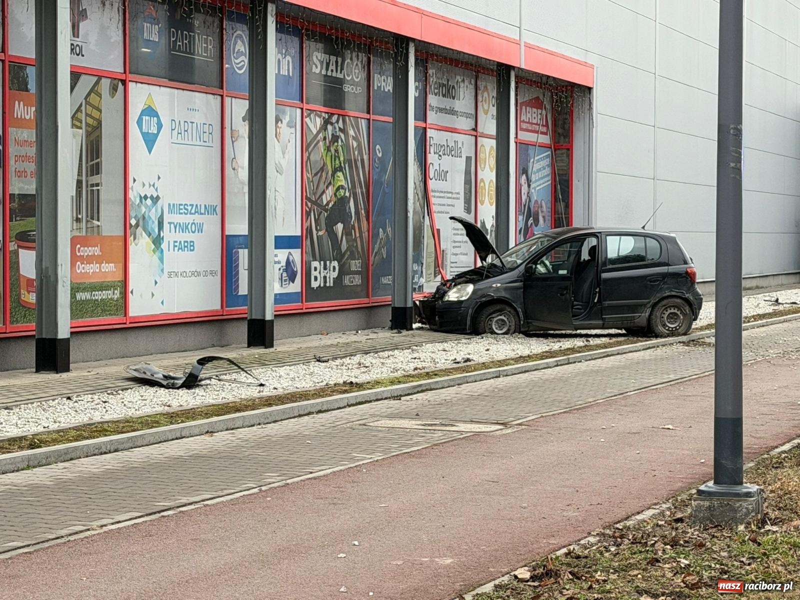 Zdjęcie w galerii na portalu naszraciborz.pl: Kolizja na Kościuszki. Toyota prawie wjechała do sklepu [FOTO] wiadomości z regionu