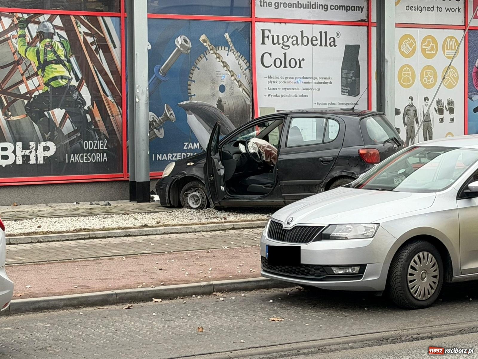 Zdjęcie w galerii na portalu naszraciborz.pl: Kolizja na Kościuszki. Toyota prawie wjechała do sklepu [FOTO] wiadomości z regionu