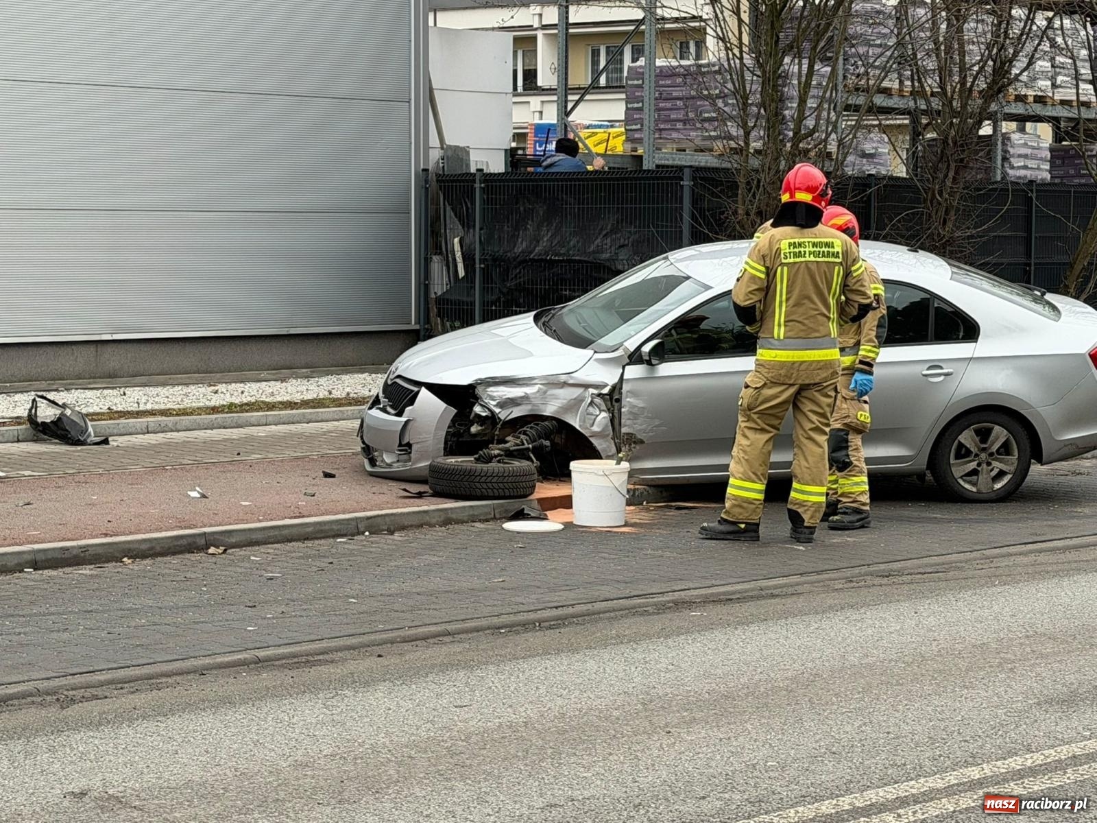 Zdjęcie w galerii na portalu naszraciborz.pl: Kolizja na Kościuszki. Toyota prawie wjechała do sklepu [FOTO] wiadomości z regionu