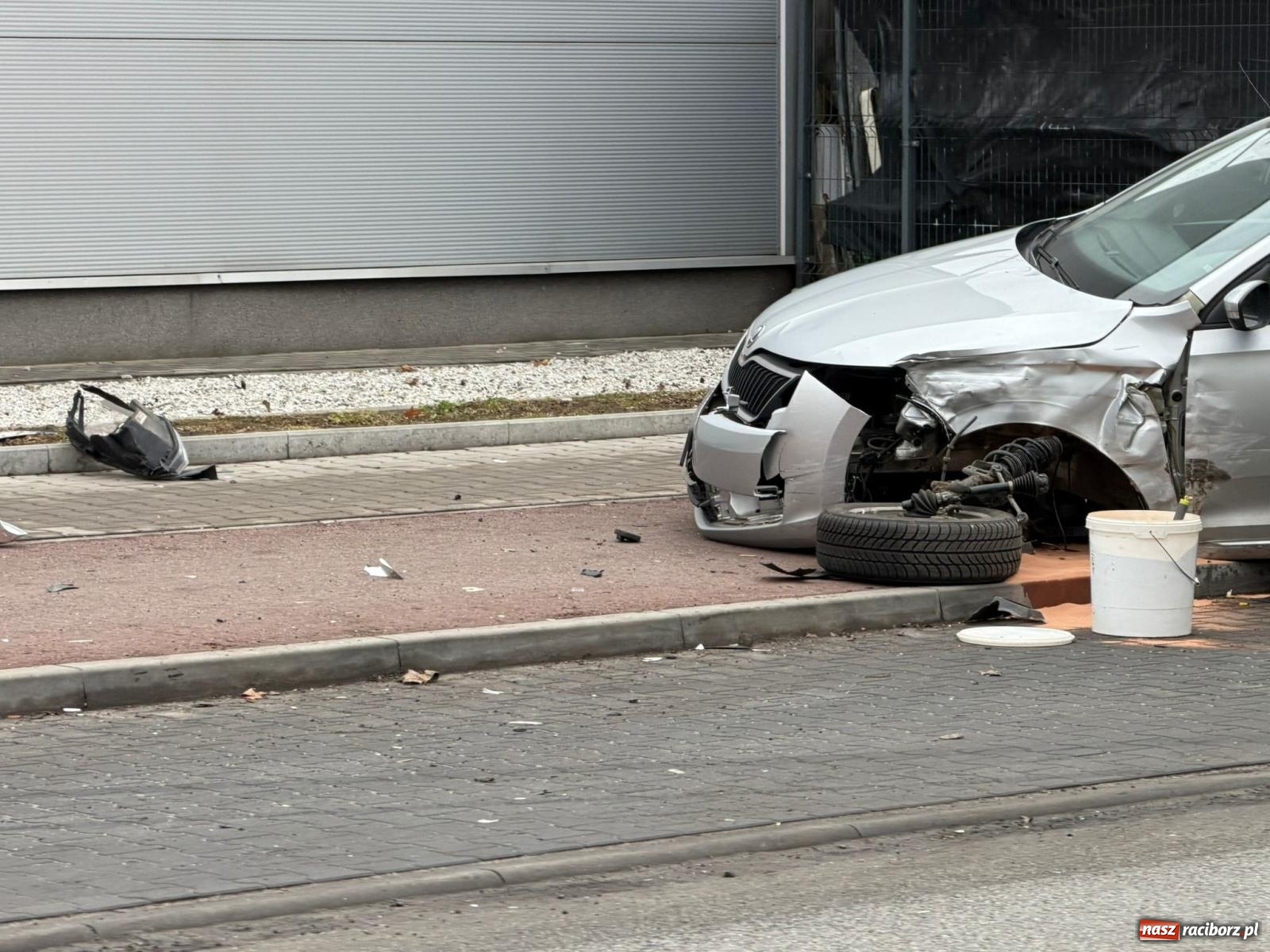 Zdjęcie w galerii na portalu naszraciborz.pl: Kolizja na Kościuszki. Toyota prawie wjechała do sklepu [FOTO] wiadomości z regionu