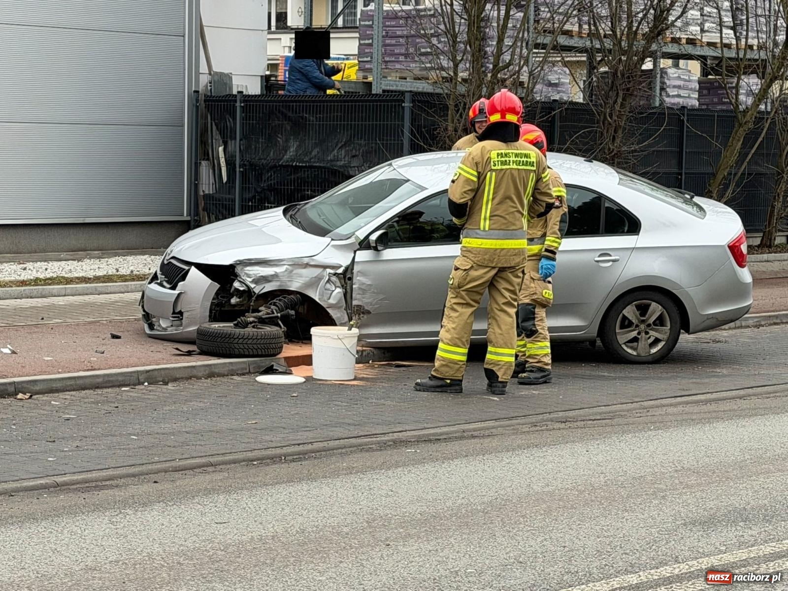 Zdjęcie w galerii na portalu naszraciborz.pl: Kolizja na Kościuszki. Toyota prawie wjechała do sklepu [FOTO] wiadomości z regionu