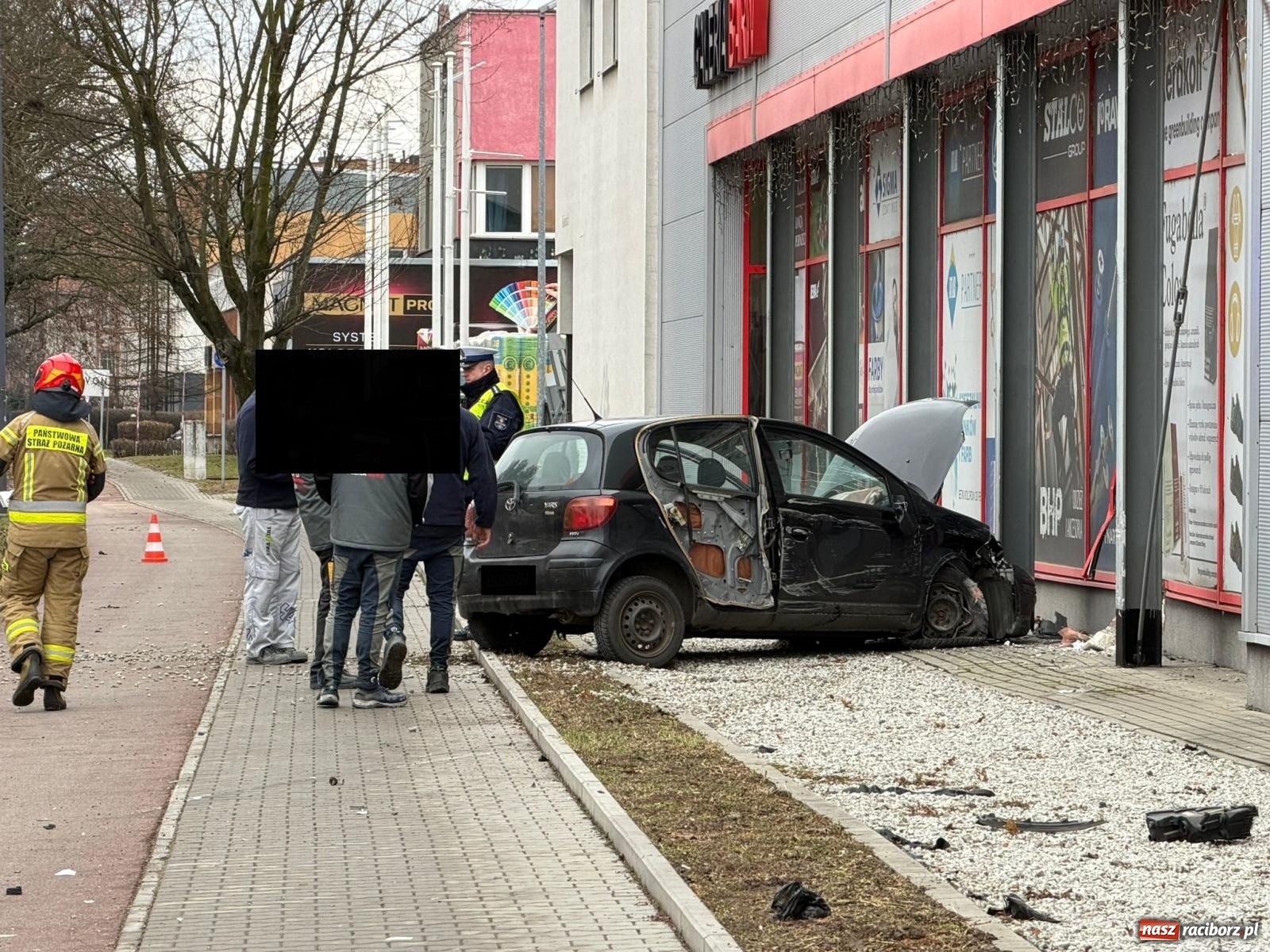 Zdjęcie w galerii na portalu naszraciborz.pl: Kolizja na Kościuszki. Toyota prawie wjechała do sklepu [FOTO] wiadomości z regionu