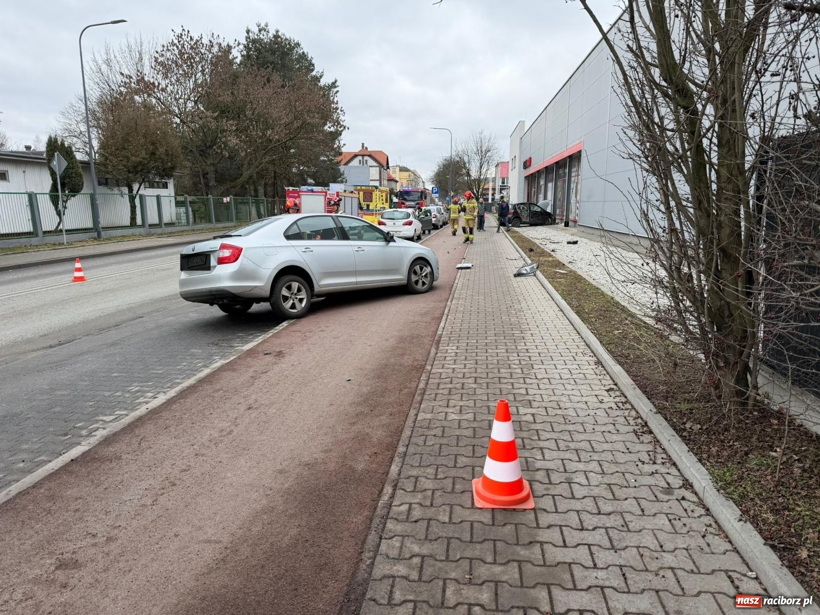 Zdjęcie w galerii na portalu naszraciborz.pl: Kolizja na Kościuszki. Toyota prawie wjechała do sklepu [FOTO] wiadomości z regionu
