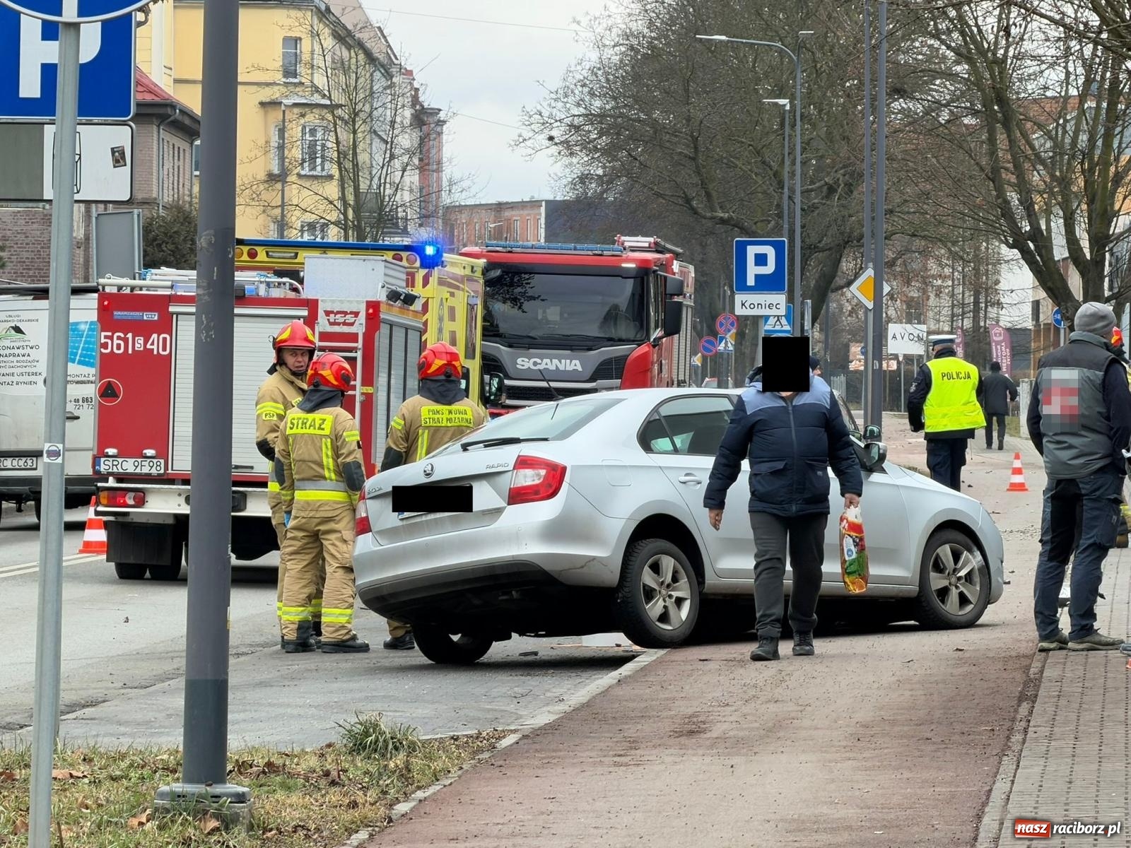 Zdjęcie w galerii na portalu naszraciborz.pl: Kolizja na Kościuszki. Toyota prawie wjechała do sklepu [FOTO] wiadomości z regionu