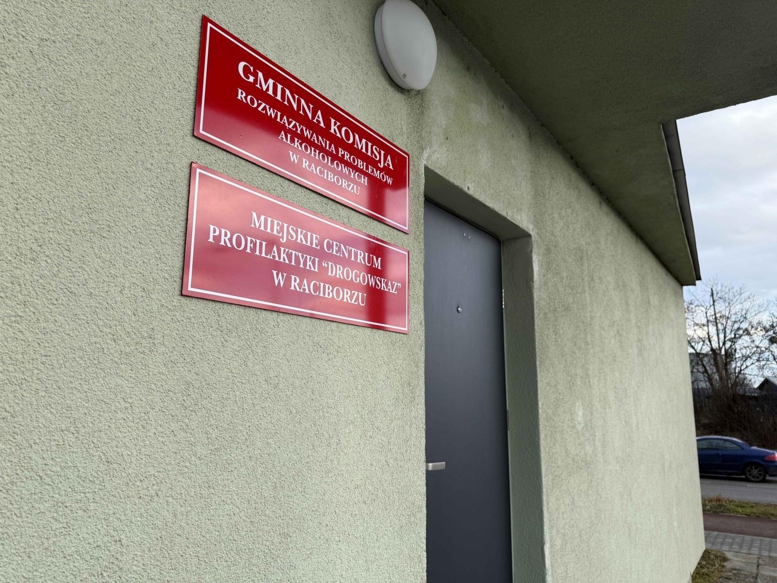 Zdjęcie w galerii na portalu naszraciborz.pl: Drogowskaz i komisja alkoholowa w nowej siedzibie w Raciborzu wiadomości z regionu