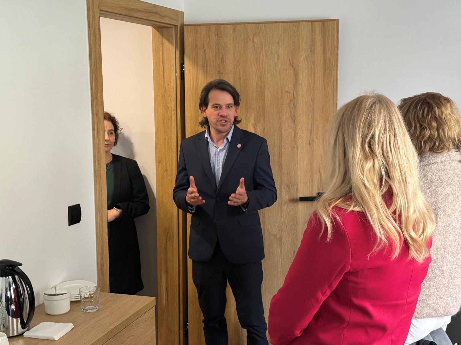 Zdjęcie w galerii na portalu naszraciborz.pl: Drogowskaz i komisja alkoholowa w nowej siedzibie w Raciborzu wiadomości z regionu