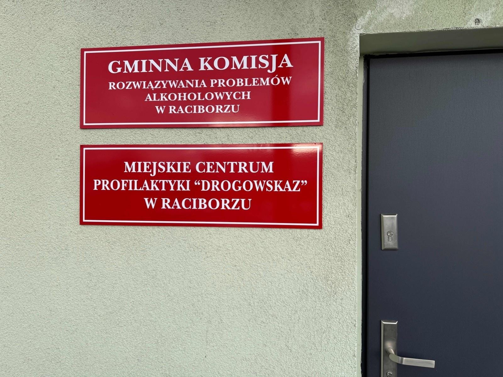 Zdjęcie w galerii na portalu naszraciborz.pl: Drogowskaz i komisja alkoholowa w nowej siedzibie w Raciborzu wiadomości z regionu